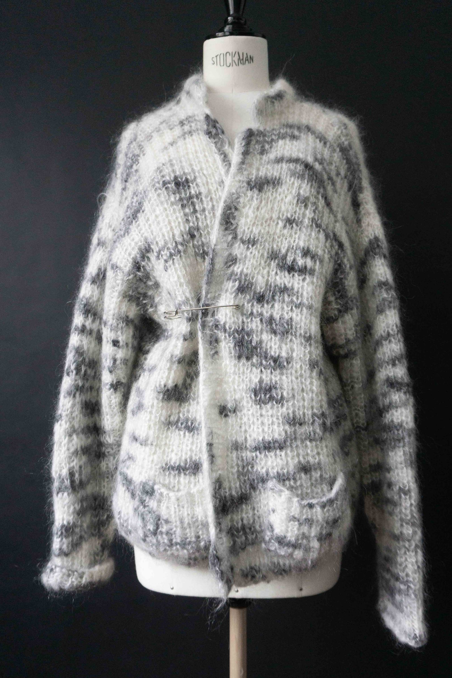 Handgestrickte graue Mohair Vintage Strickjacke mit Taschen und großer Sicherheitsnadel