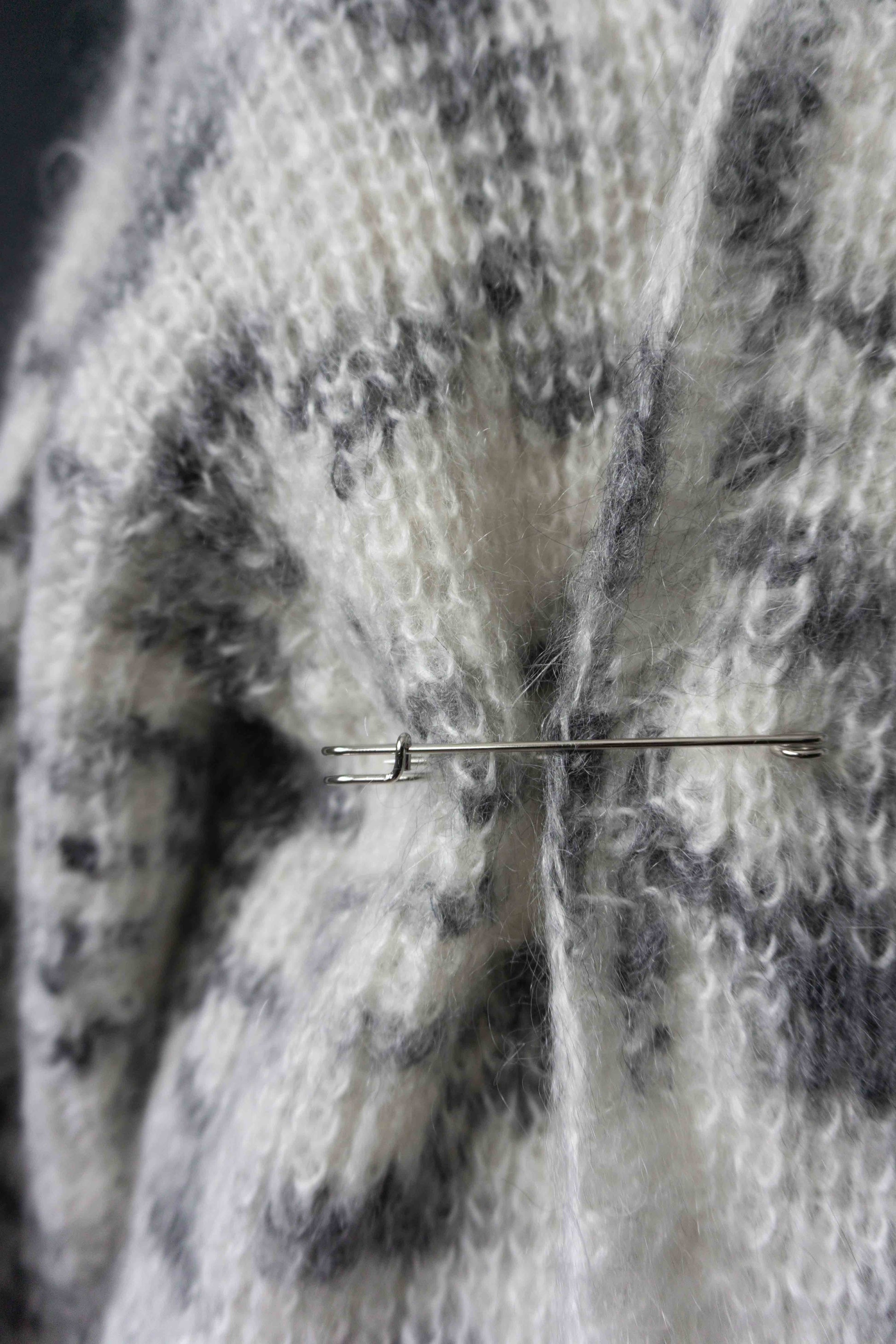 Handgestrickte graue Mohair Vintage Strickjacke mit Taschen und großer Sicherheitsnadel