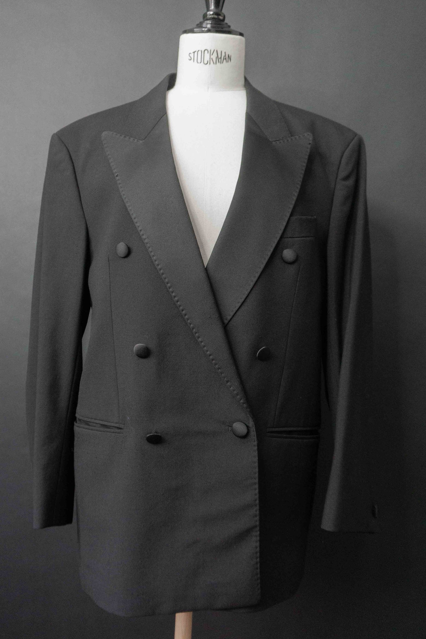 Schwarzer Vintage Smoking-Blazer mit Satinrevers und doppelreihiger Knopfleiste