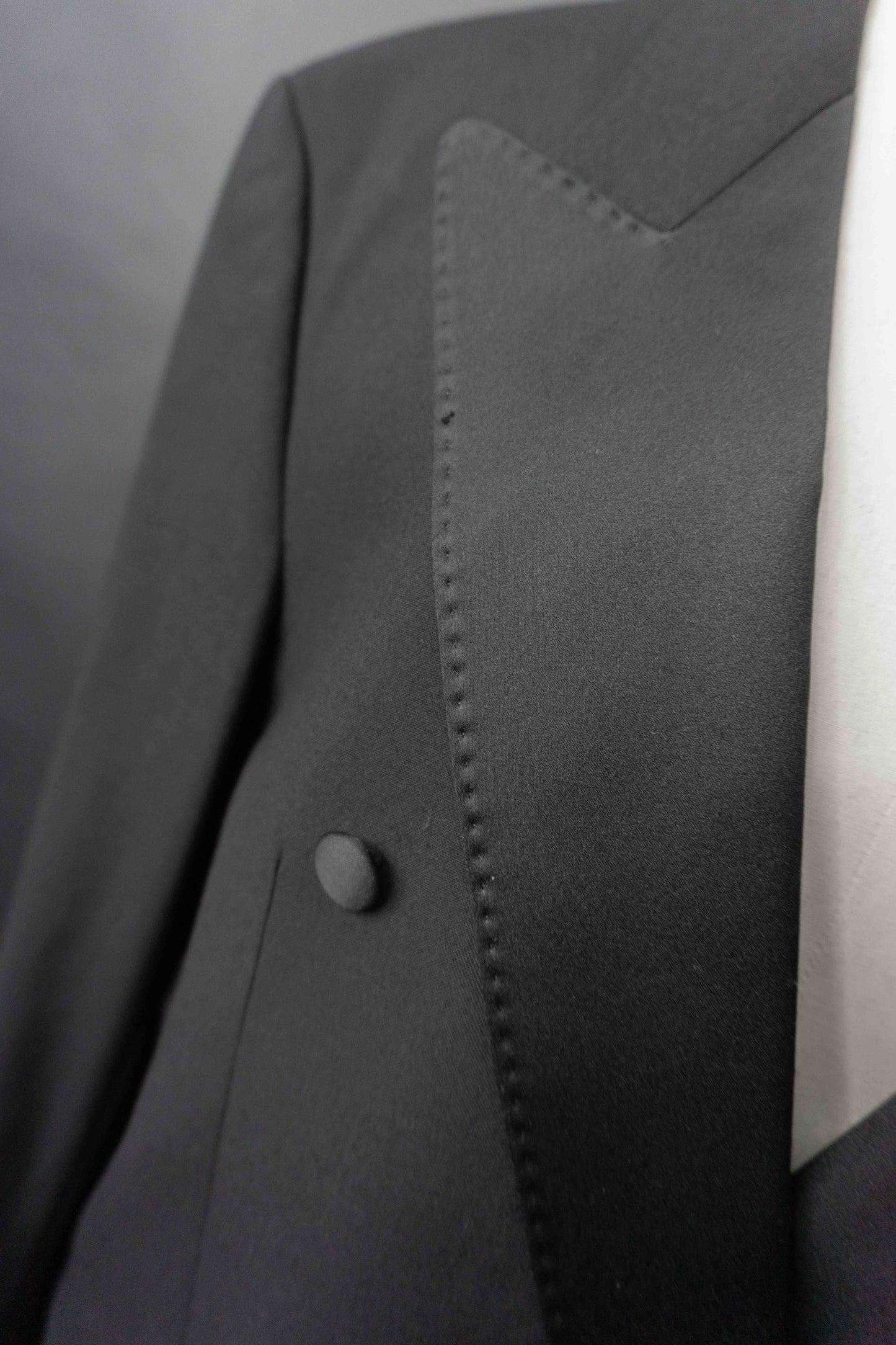 Schwarzer Vintage Smoking-Blazer mit Satinrevers und doppelreihiger Knopfleiste