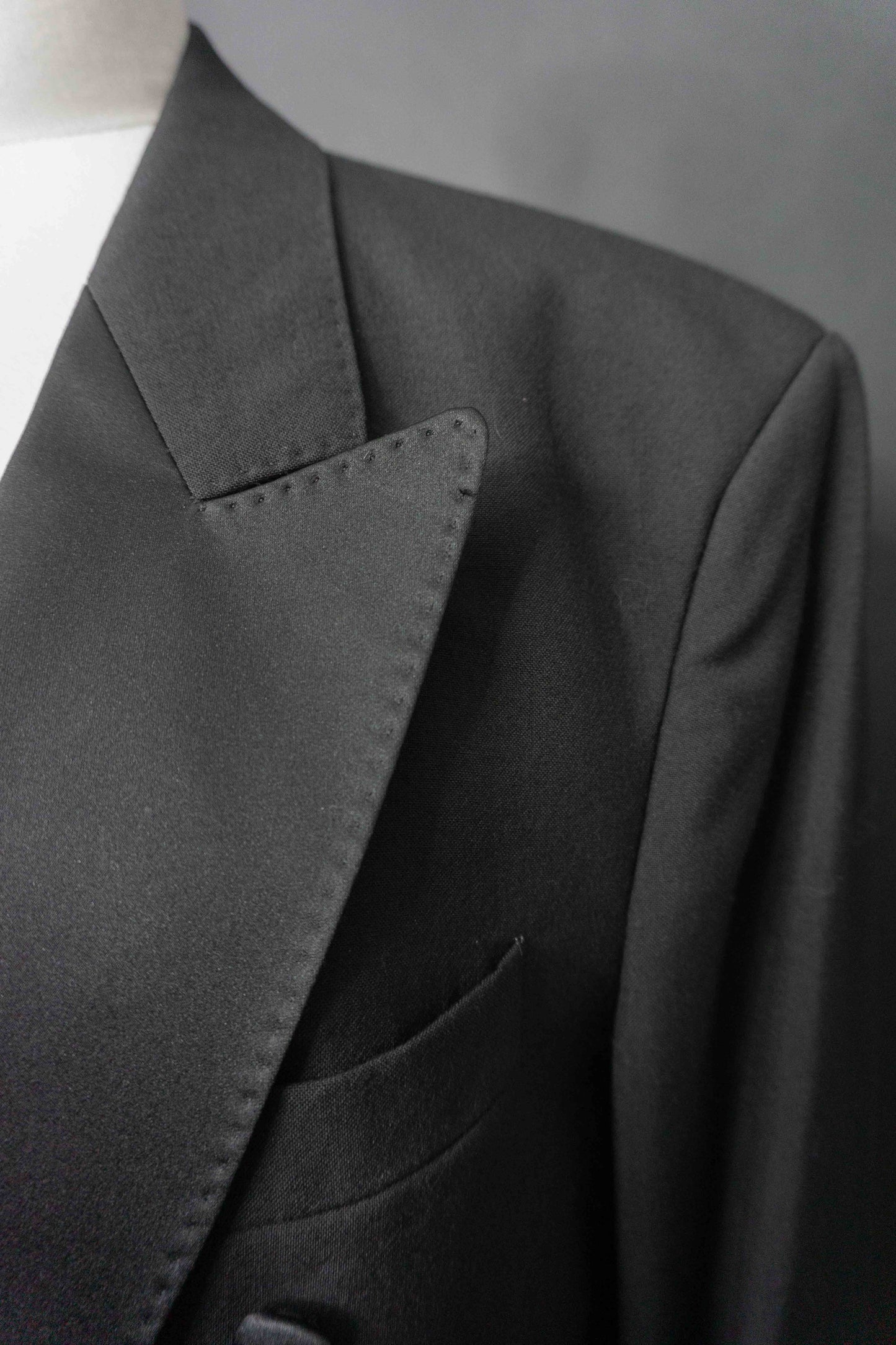 Schwarzer Vintage Smoking-Blazer mit Satinrevers und doppelreihiger Knopfleiste