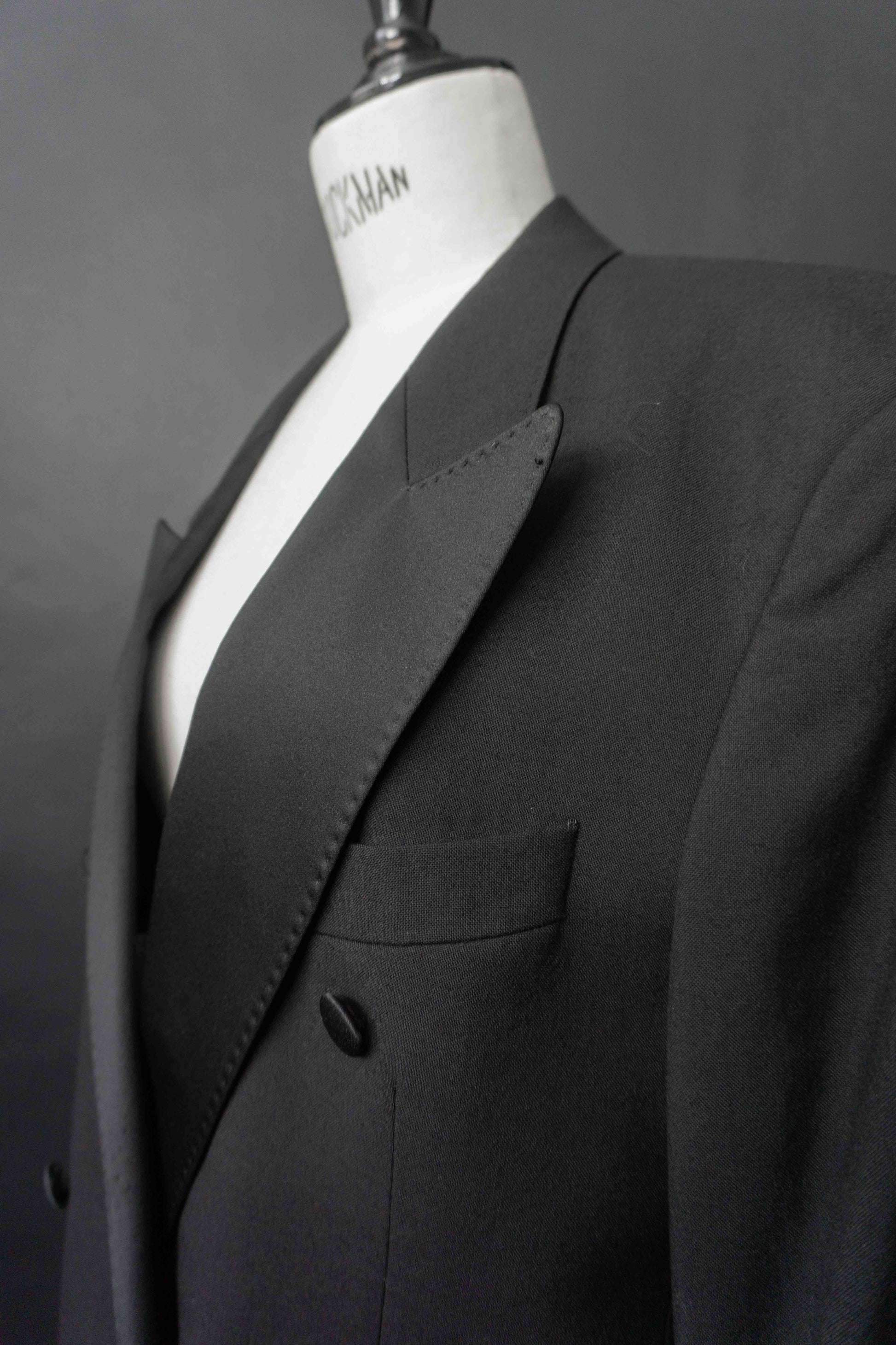 Schwarzer Vintage Smoking-Blazer mit Satinrevers und doppelreihiger Knopfleiste