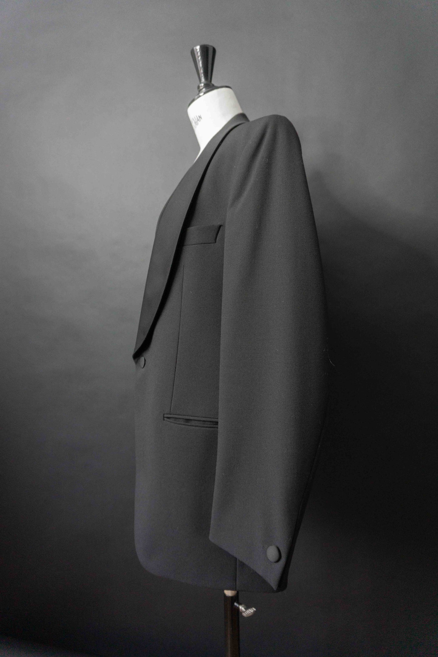 Schwarzer Vintage Smoking Blazer aus den 80er Jahren mit fließendem Revers in All Black
