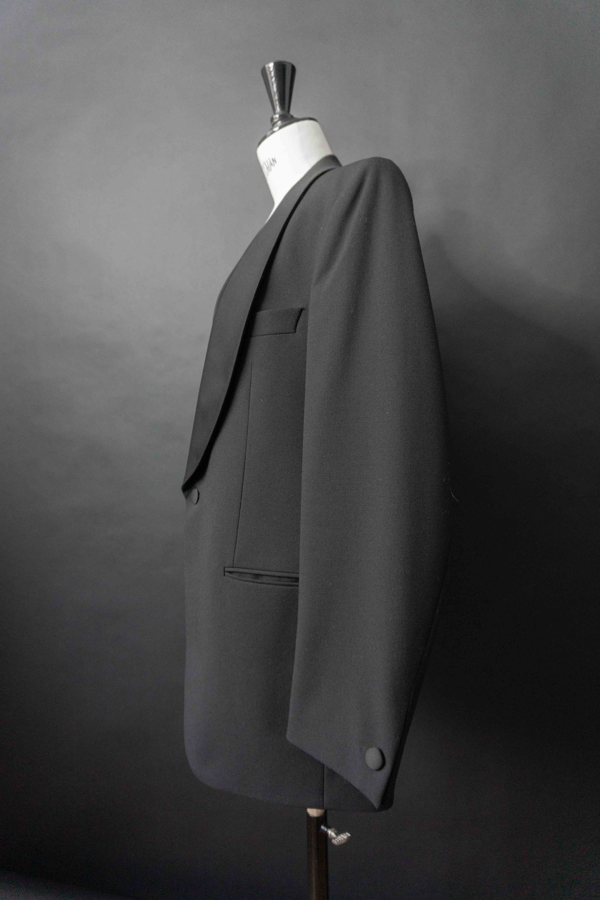 Schwarzer Vintage Smoking Blazer aus den 80er Jahren mit fließendem Revers in All Black
