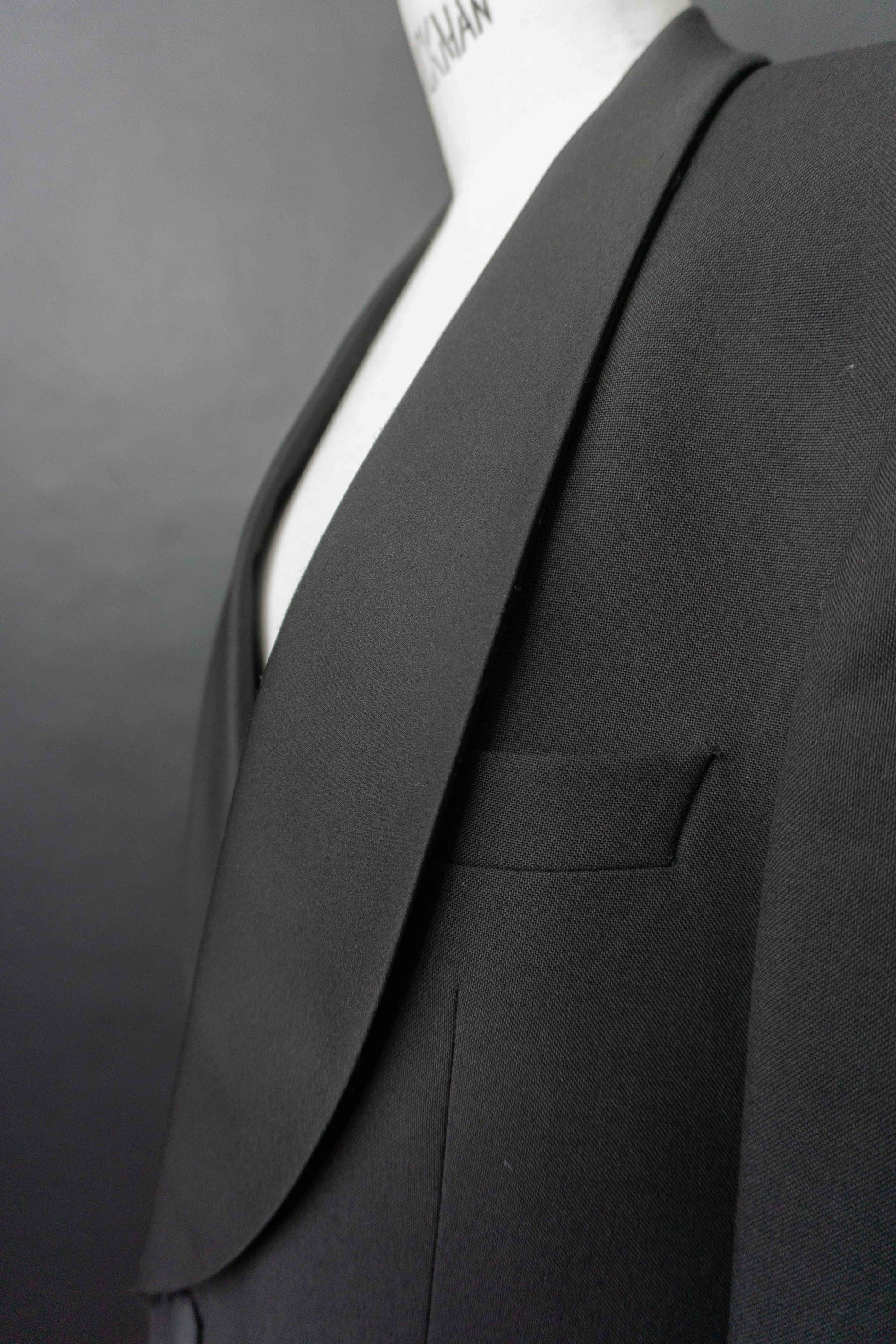 Schwarzer Vintage Smoking Blazer aus den 80er Jahren mit fließendem Revers in All Black
