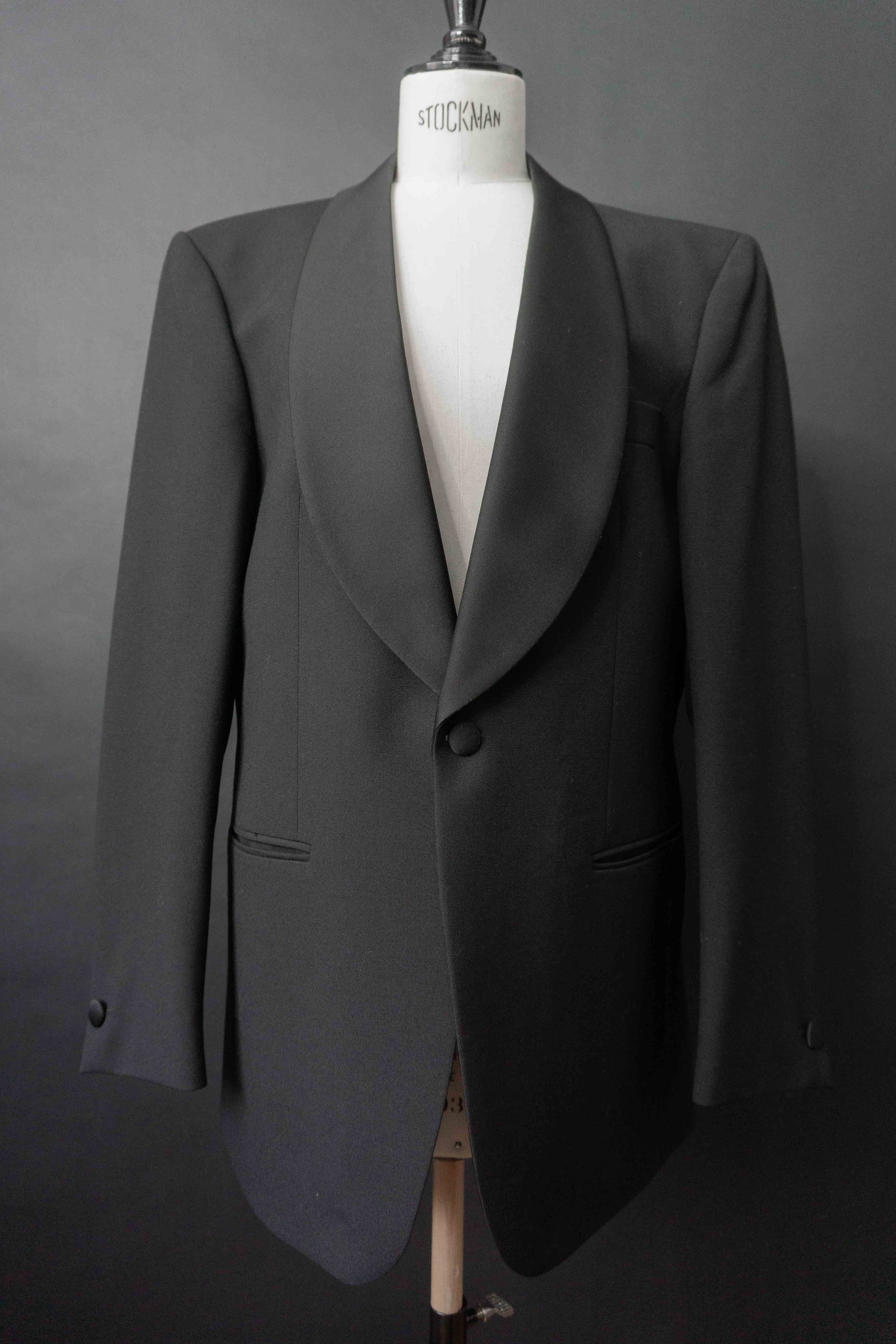 Schwarzer Vintage Smoking Blazer aus den 80er Jahren mit fließendem Revers in All Black
