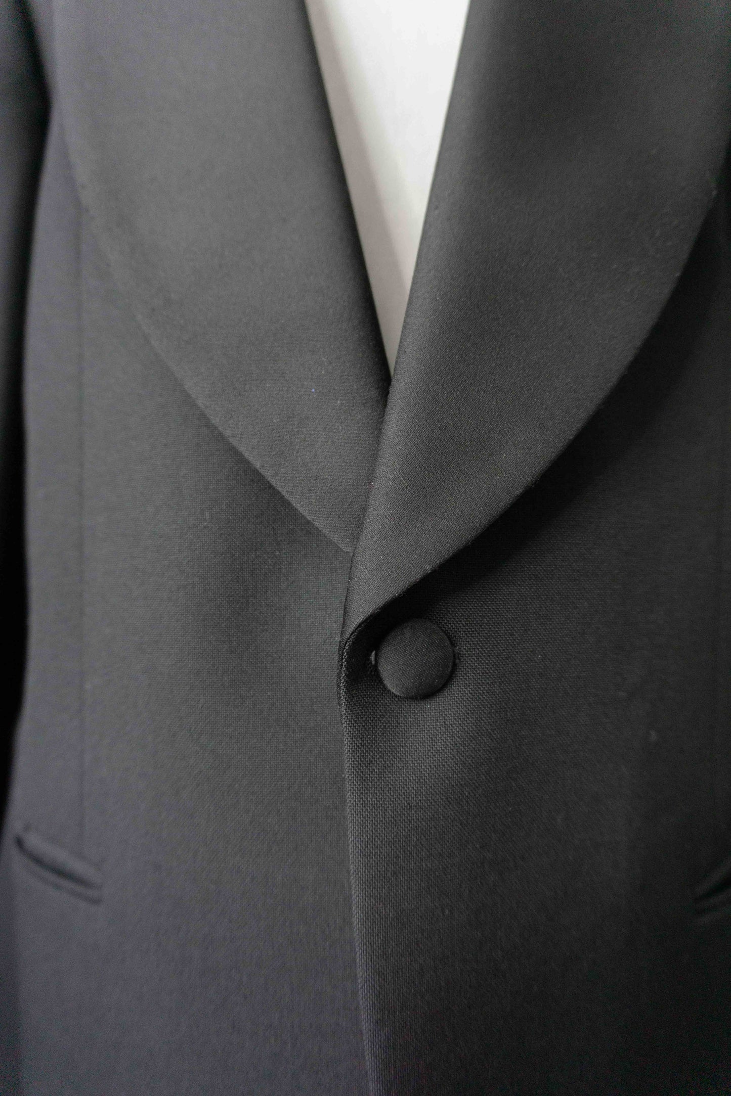 Schwarzer Vintage Smoking Blazer aus den 80er Jahren mit fließendem Revers in All Black
