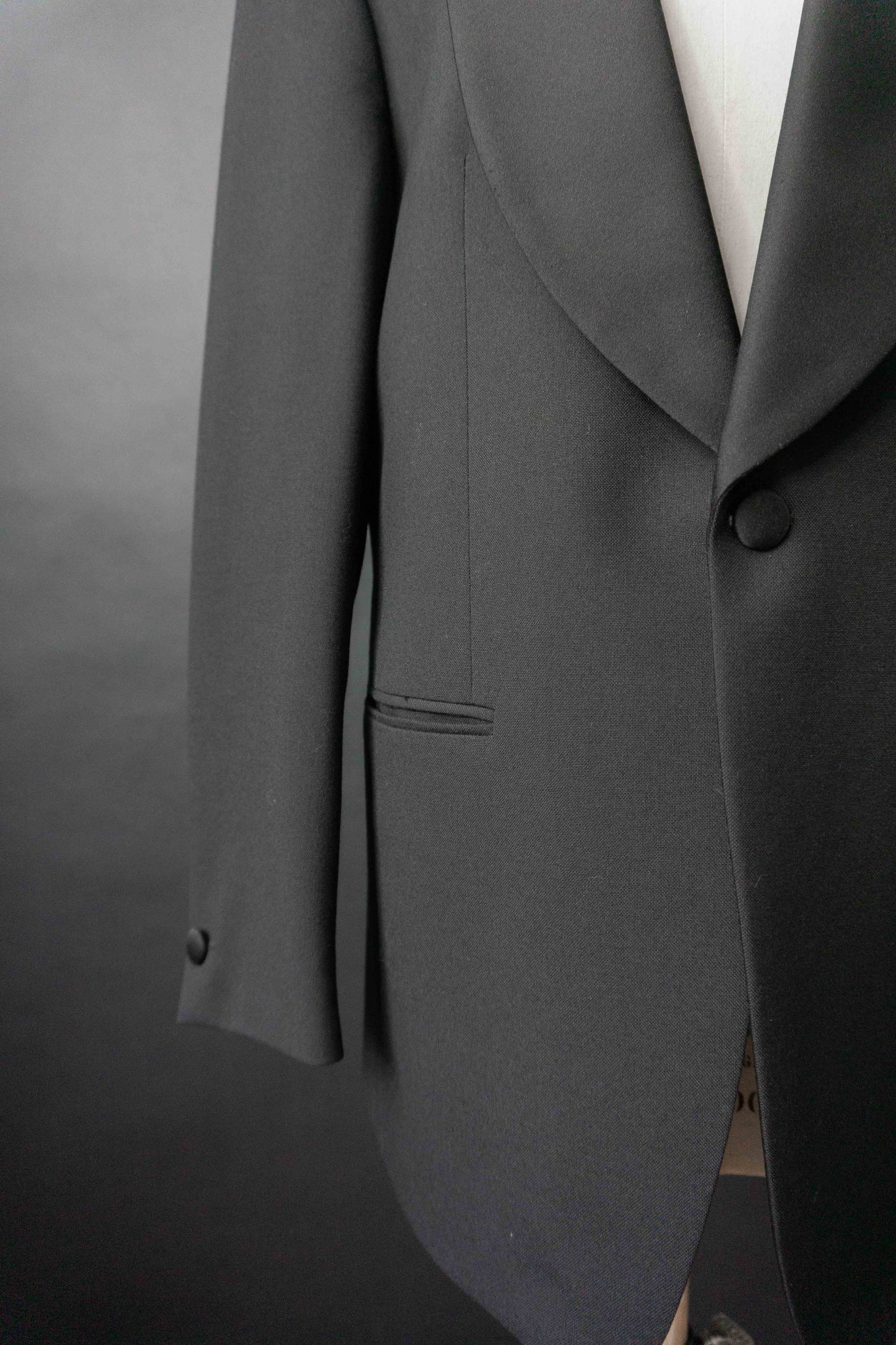 Schwarzer Vintage Smoking Blazer aus den 80er Jahren mit fließendem Revers in All Black
