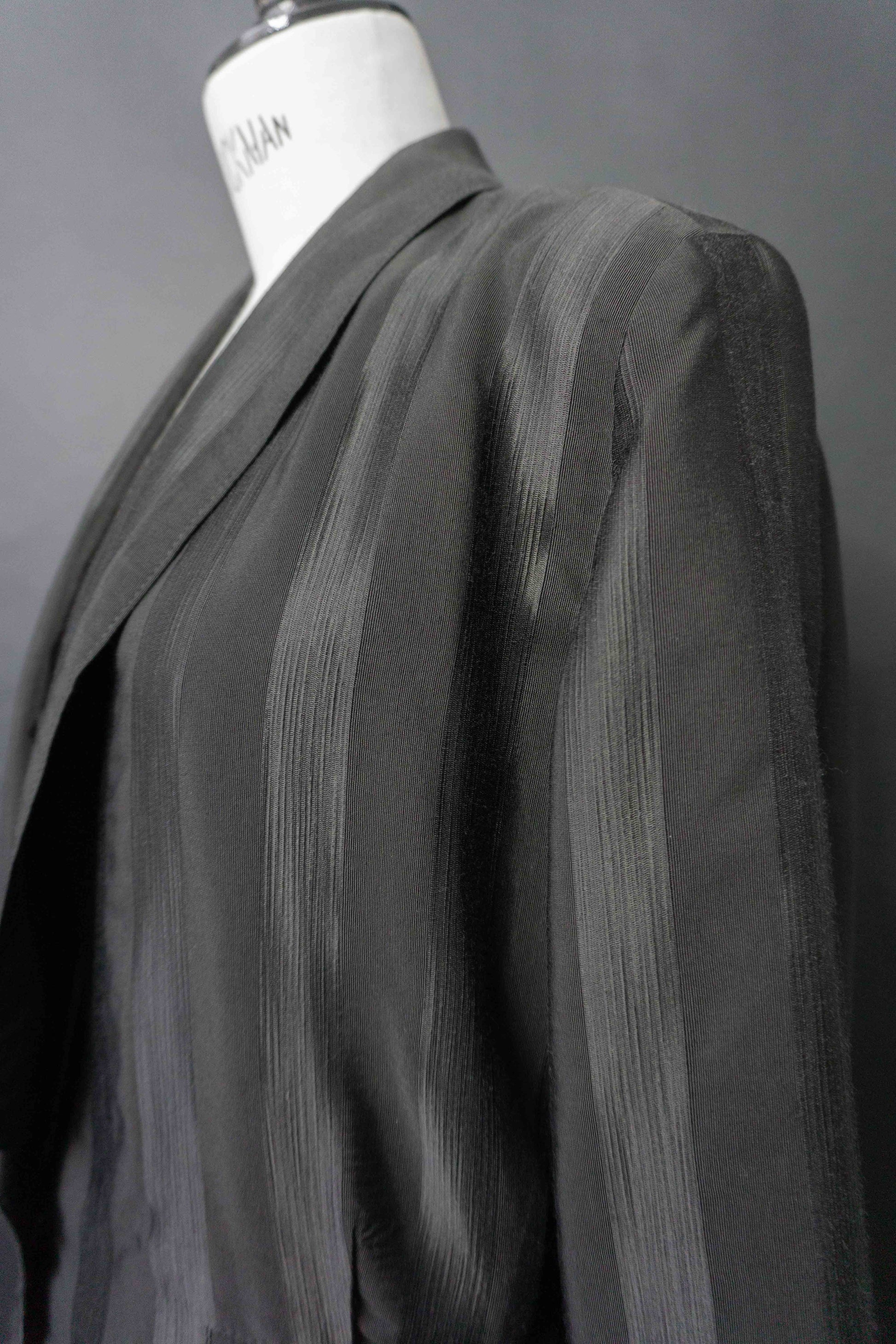 Schwarzer Vintage Smoking Blazer mit Ton-in-Ton-Streifen und Schnürung im Rücken aus den 80ern