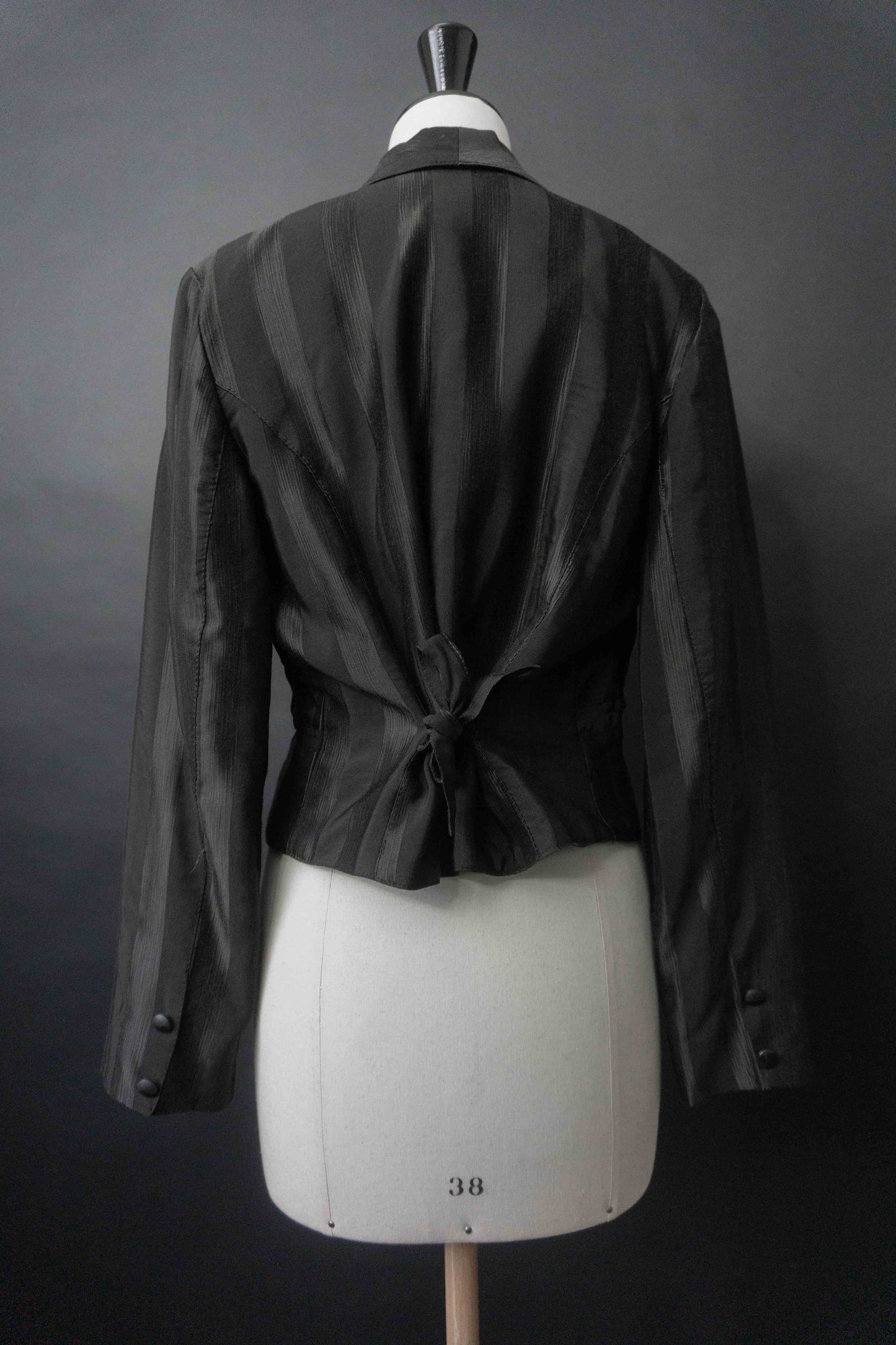 Schwarzer Vintage Smoking Blazer mit Ton-in-Ton-Streifen und Schnürung im Rücken aus den 80ern