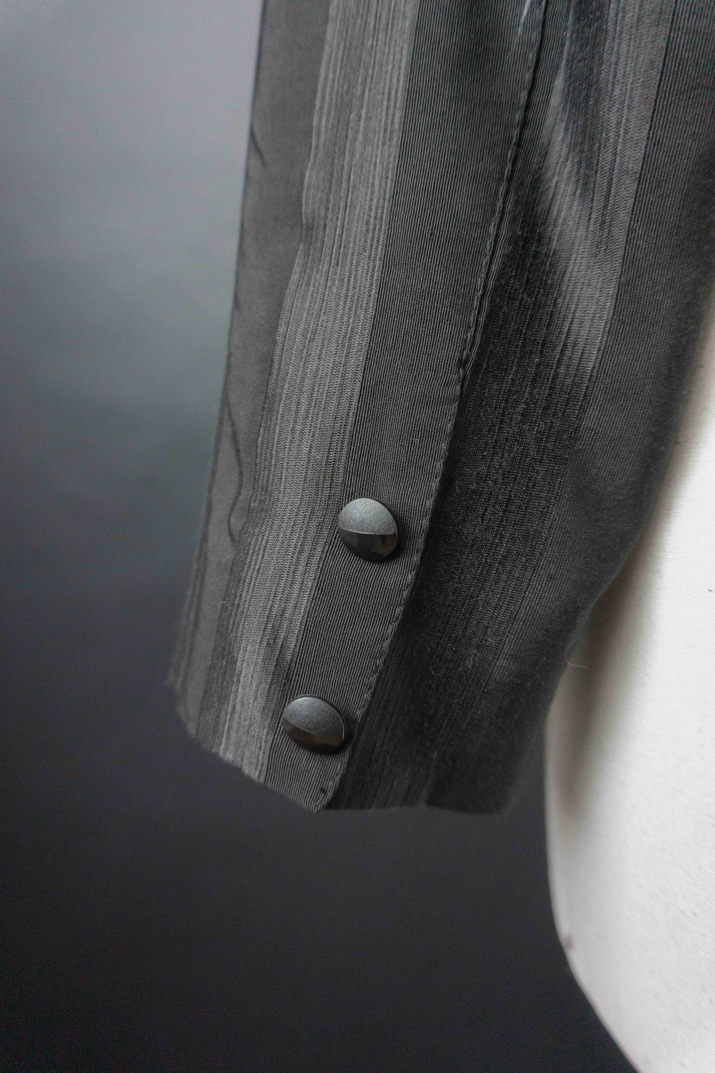 Schwarzer Vintage Smoking Blazer mit Ton-in-Ton-Streifen und Schnürung im Rücken aus den 80ern