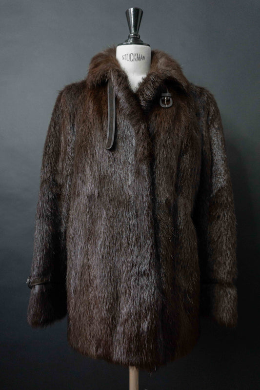 Dunkelbrauner Vintage Echtpelz Mantel mit Leder-Choker-Verschluss am Kragen