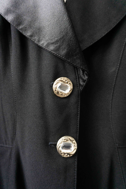 Vintage 80er Jahre Blazer schwarz mit glänzendem Satin-Revers und goldenen Schmuckknöpfen
