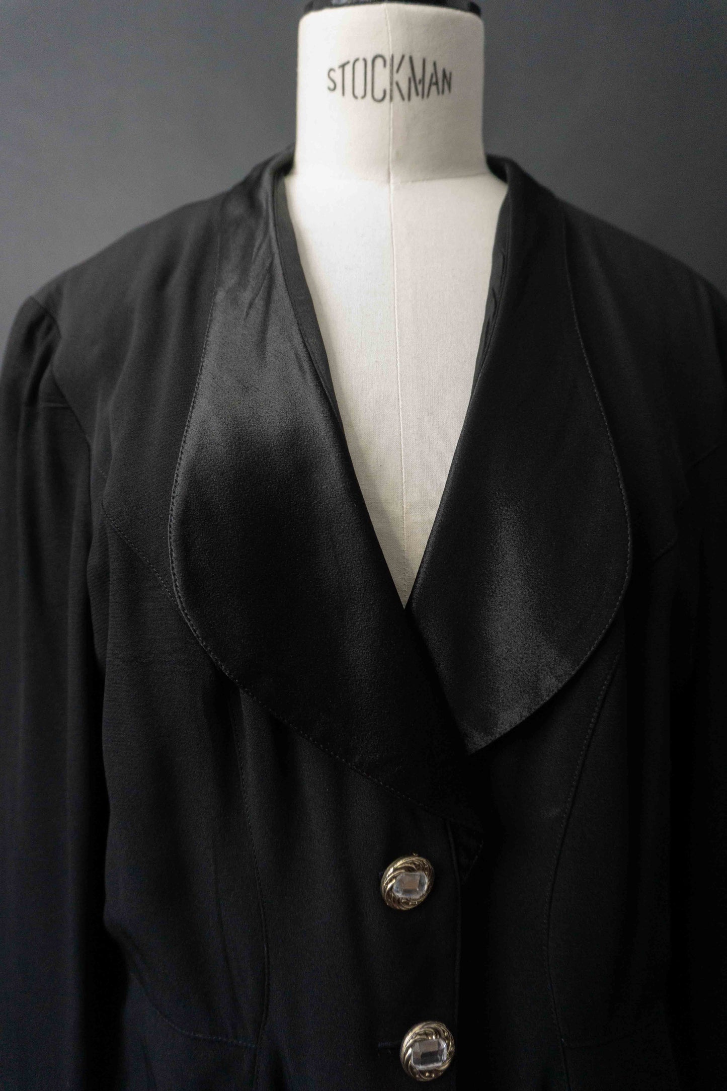 Vintage 80er Jahre Blazer schwarz mit glänzendem Satin-Revers und goldenen Schmuckknöpfen
