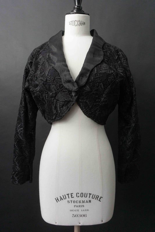 Schwarzer maßgefertigter Vintage Bolero aus Viskose mit floraler Stickerei und Satin-Revers – Gothic Cropped Blazer