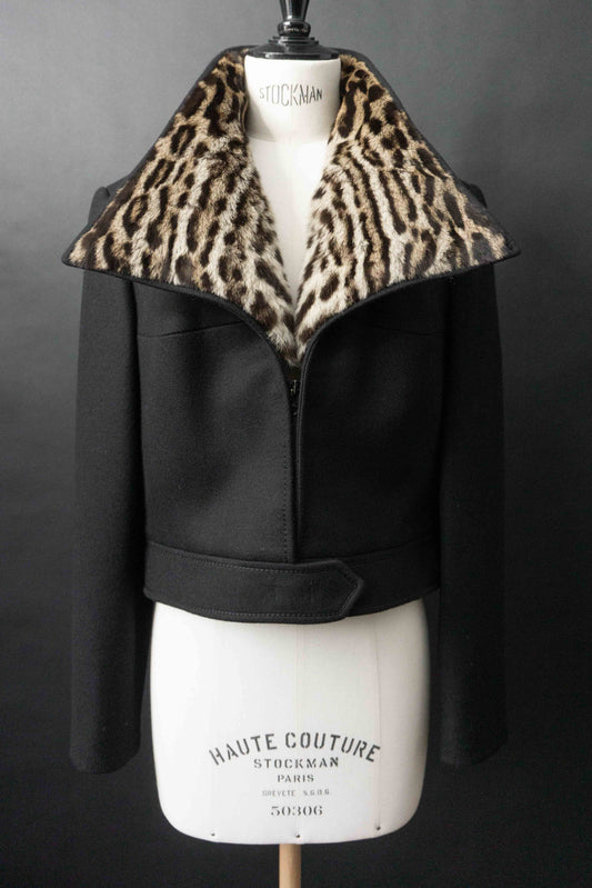50er Jahre Vintage Wolljacke in Schwarz mit Ozelot-Fellkragen, tailliert geschnitten, gothic Silhouette