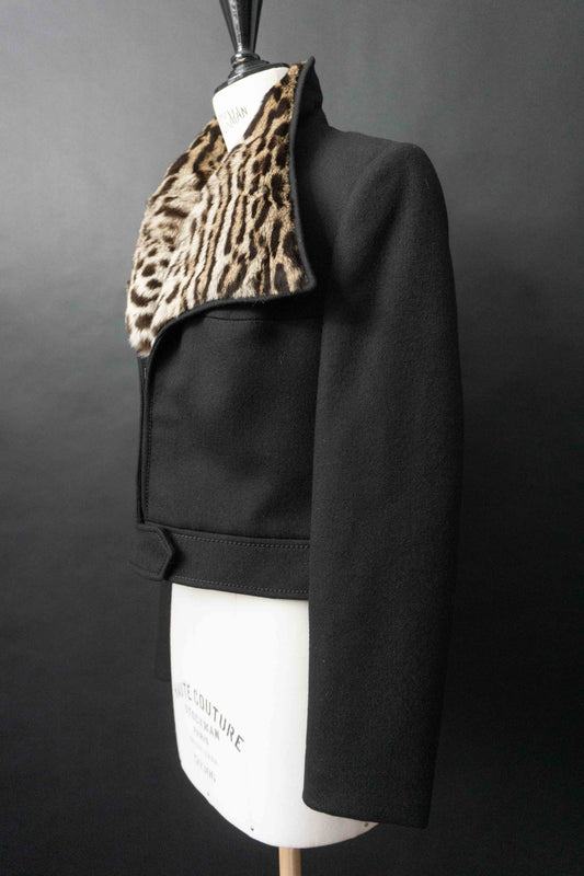 50er Jahre Vintage Wolljacke in Schwarz mit Ozelot-Fellkragen, tailliert geschnitten, gothic Silhouette