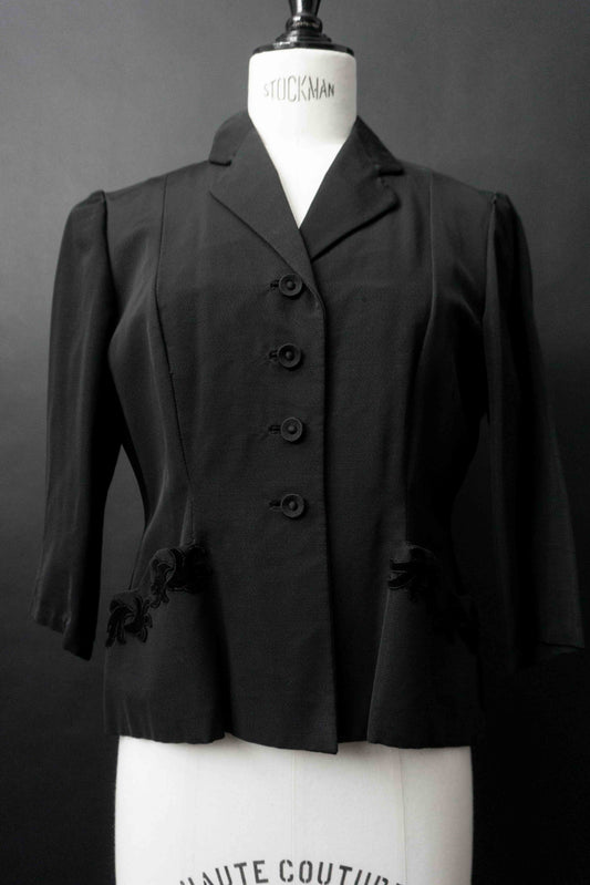 Schwarzer 40er Jahre Vintage Blazer mit stoffbezogenen Knöpfen und Samtverzierung an den Taschen, taillierte Silhouette