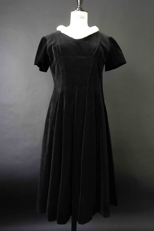 Vintage Samtkleid schwarz aus den späten 60er Jahren mit weißem Fellkragen und seitlichem Metallreißverschluss