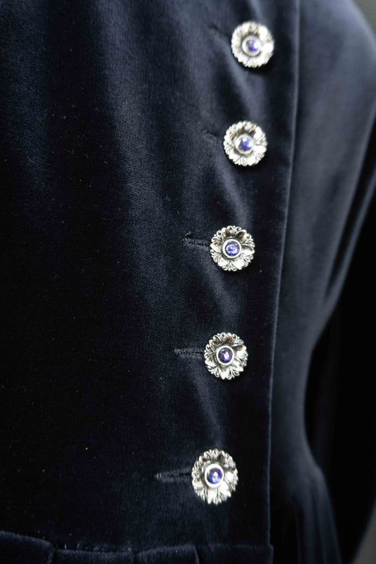Vintage navy Samtkleid in Maxi-Länge mit silbernen Schmuckknöpfen und Puffärmeln