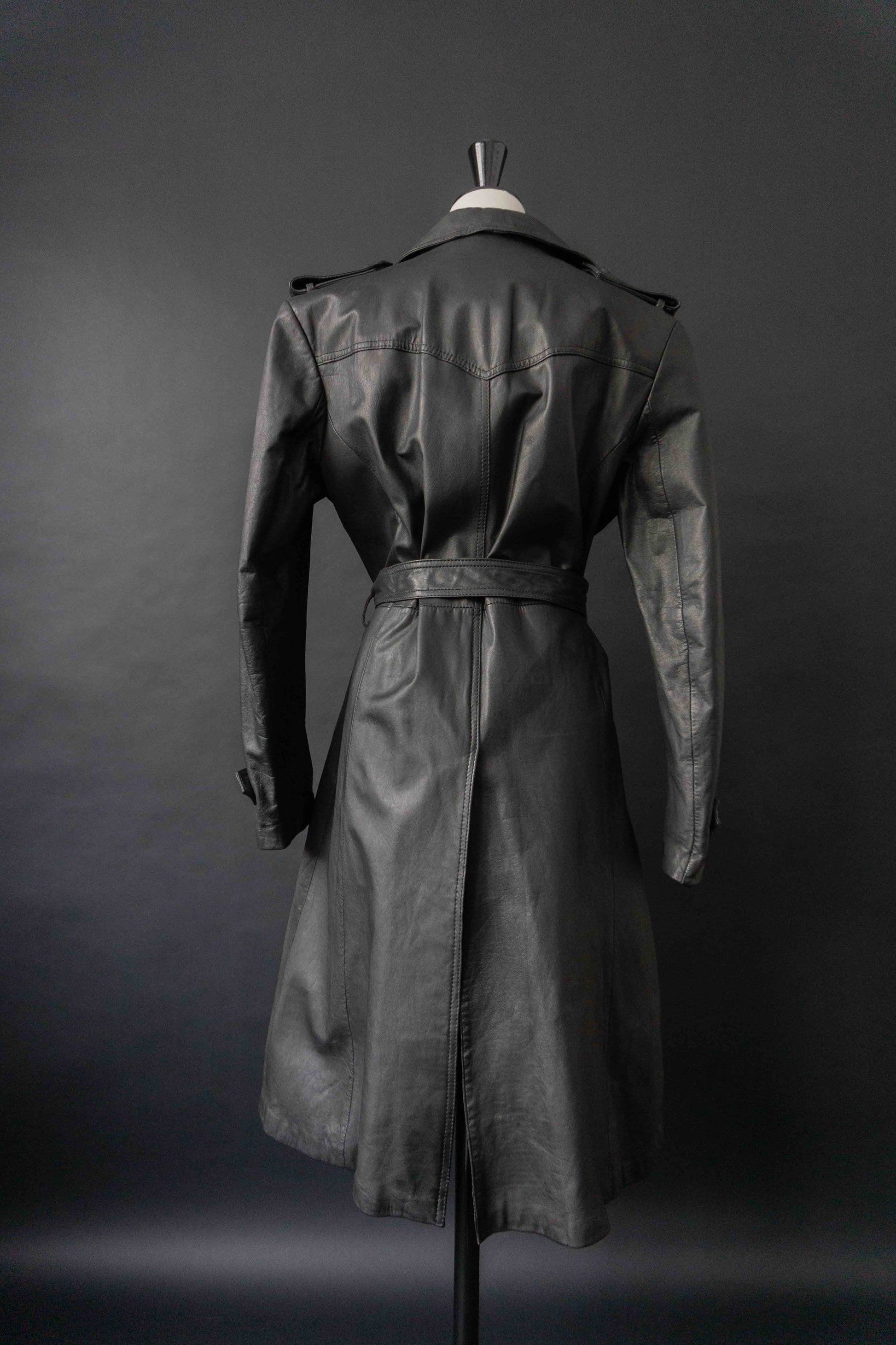 Schwarzer Vintage Echtleder Trenchcoat aus den 80er Jahren mit Gürtel und klassischer Doppelreihe
