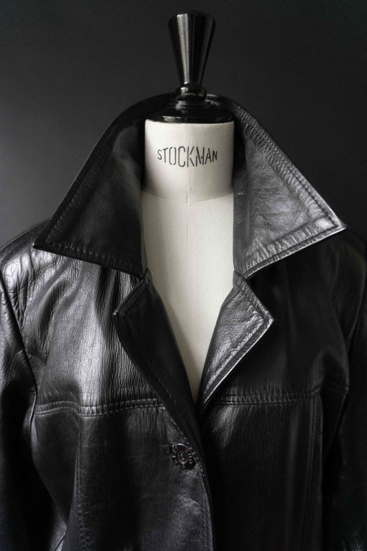 Schwarze Vintage Lederjacke 80er mit Schlangenprägung, Stehkragen und großen Knöpfen