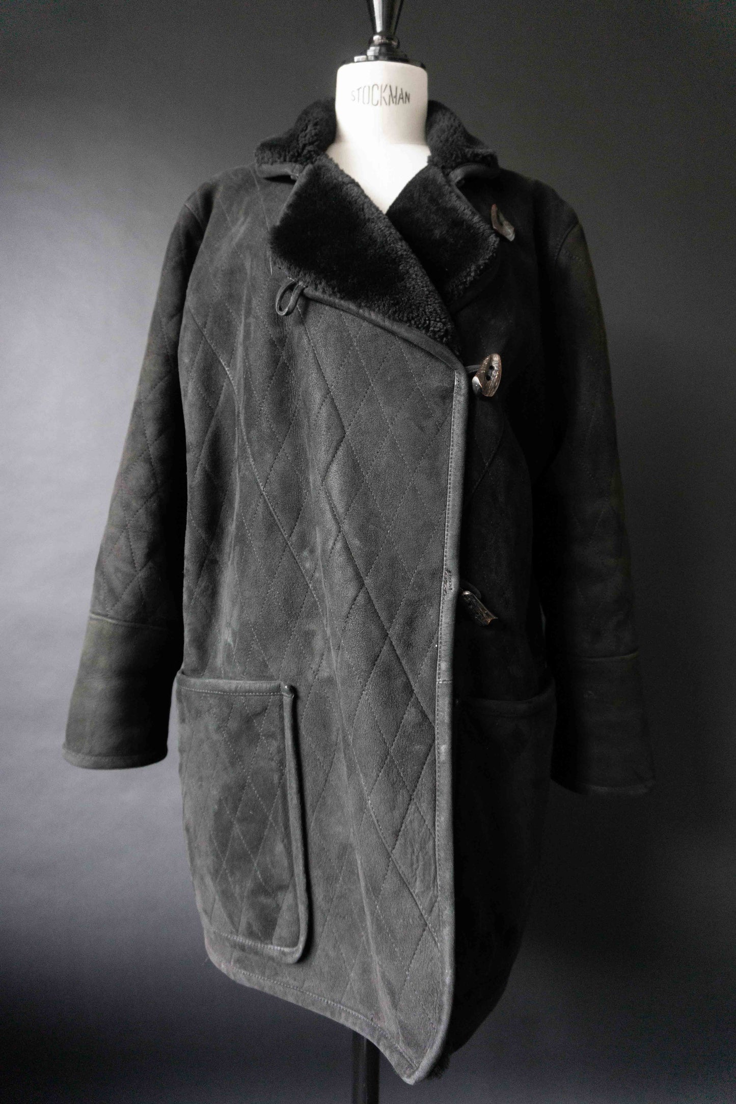 Vintage Lammfellmantel 80er schwarz Vorderansicht