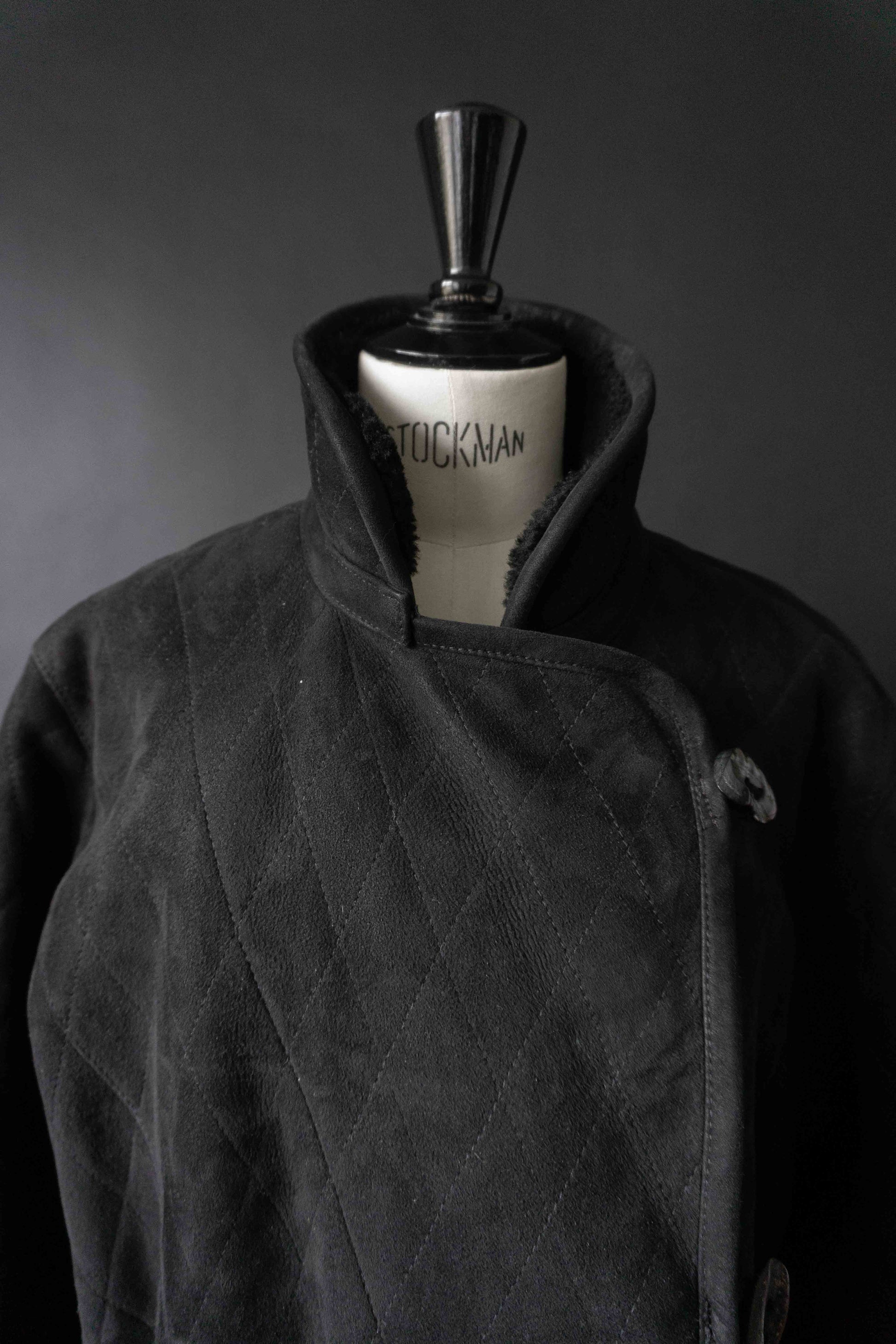 Vintage Lammfellmantel 80er schwarz Vorderansicht