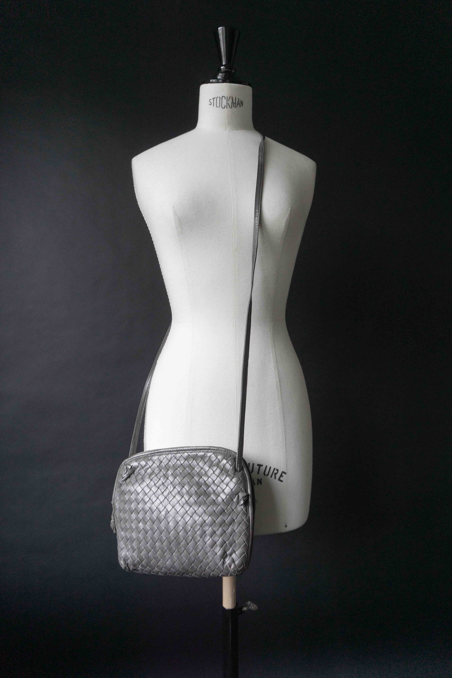 Vintage Bottega Veneta Intrecciato Crossbody Tasche Greige – Nodini Designer Tasche aus geflochtenem Leder theplaincircle vintage