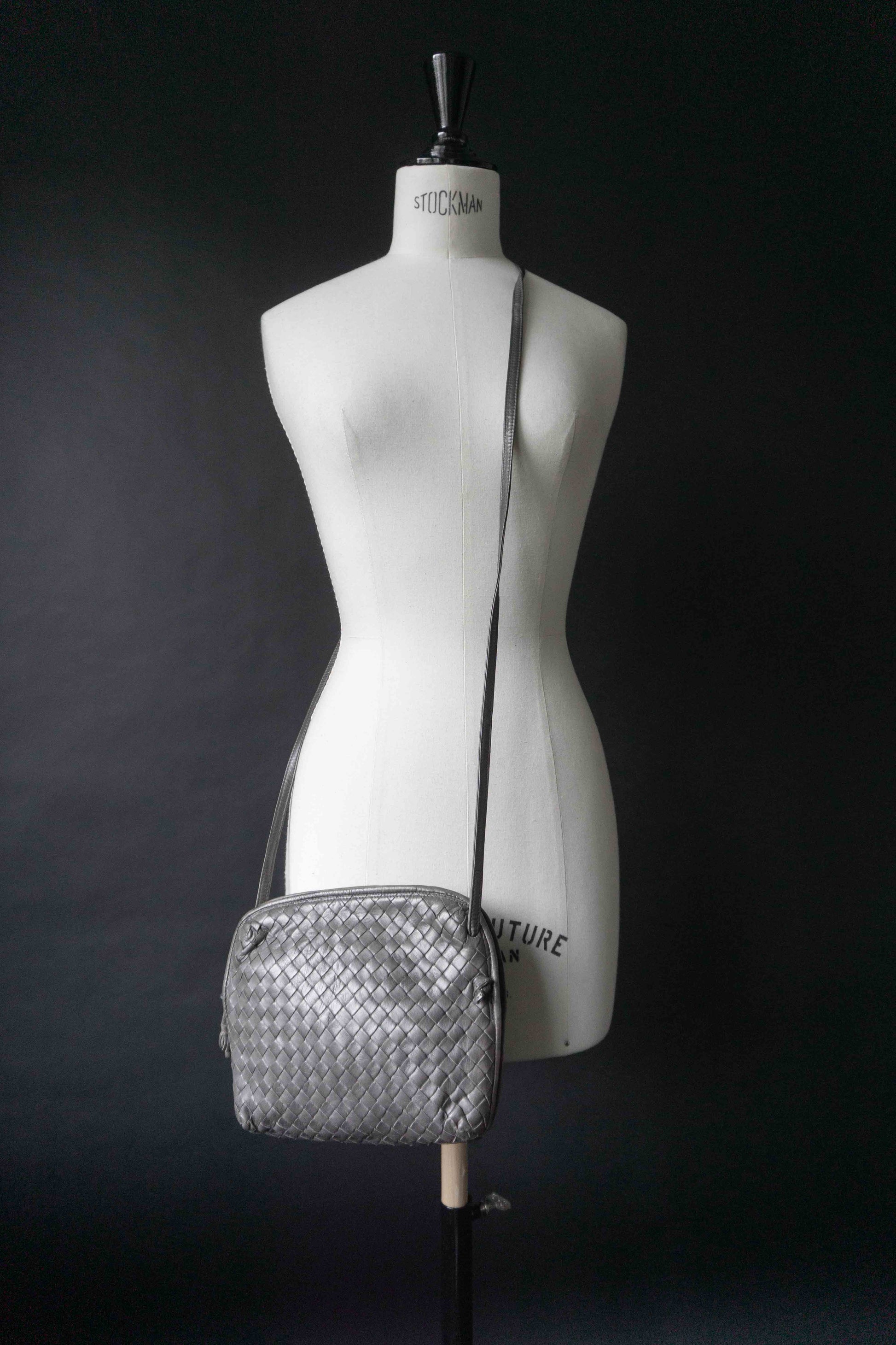 Vintage Bottega Veneta Intrecciato Crossbody Tasche Greige – Nodini Designer Tasche aus geflochtenem Leder theplaincircle vintage