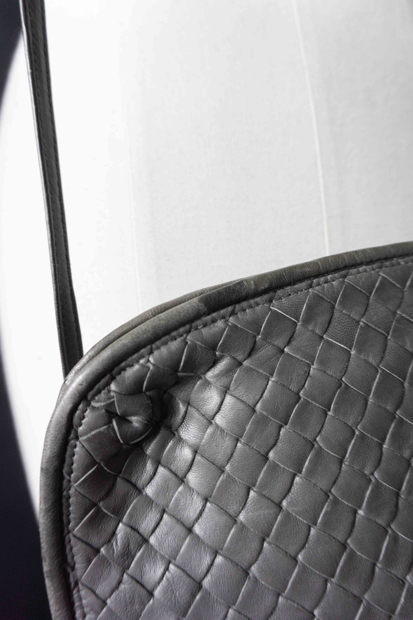 Vintage Bottega Veneta Intrecciato Crossbody Tasche Greige – Nodini Designer Tasche aus geflochtenem Leder theplaincircle vintage