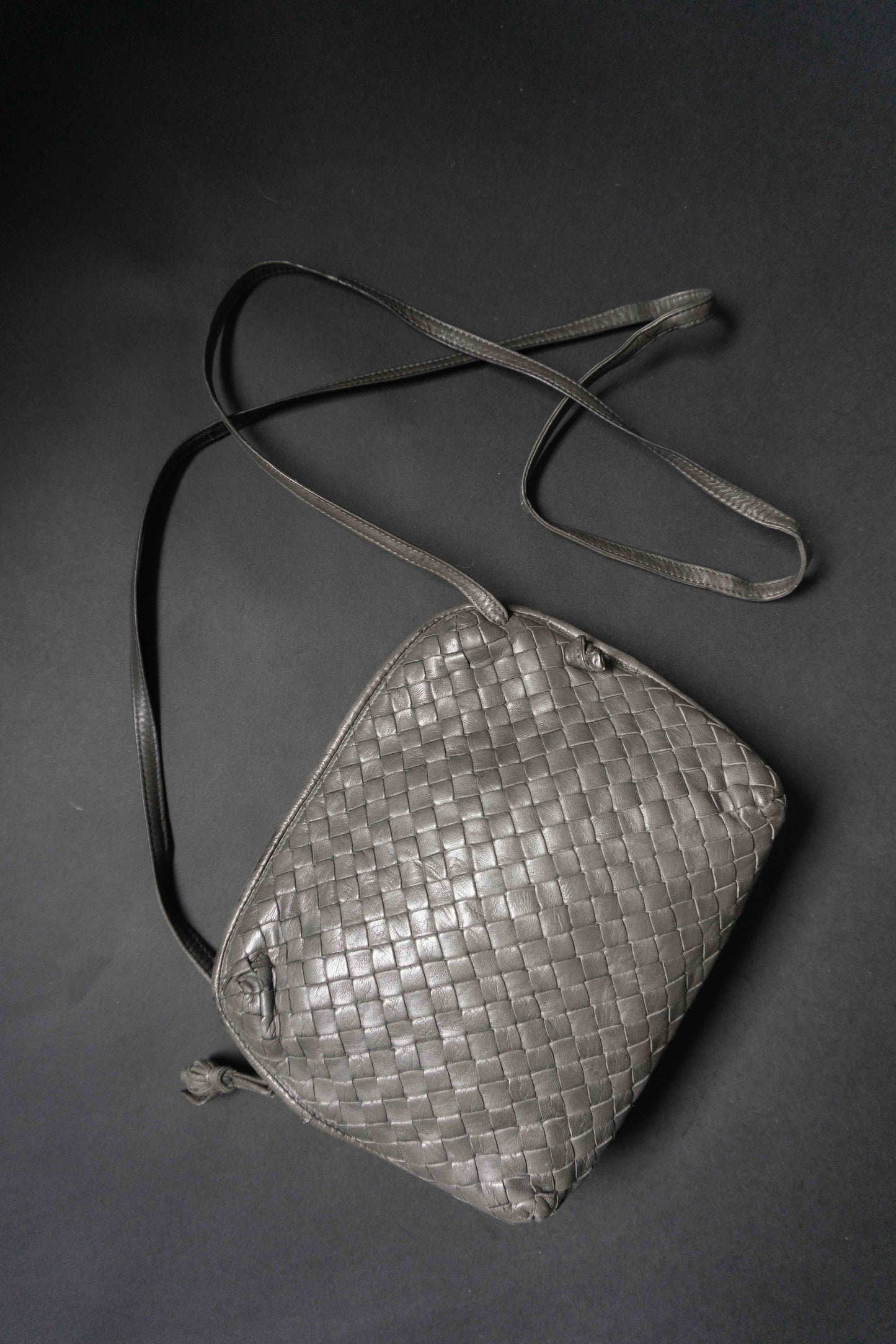 Vintage Bottega Veneta Intrecciato Crossbody Tasche Greige – Nodini Designer Tasche aus geflochtenem Leder theplaincircle vintage
