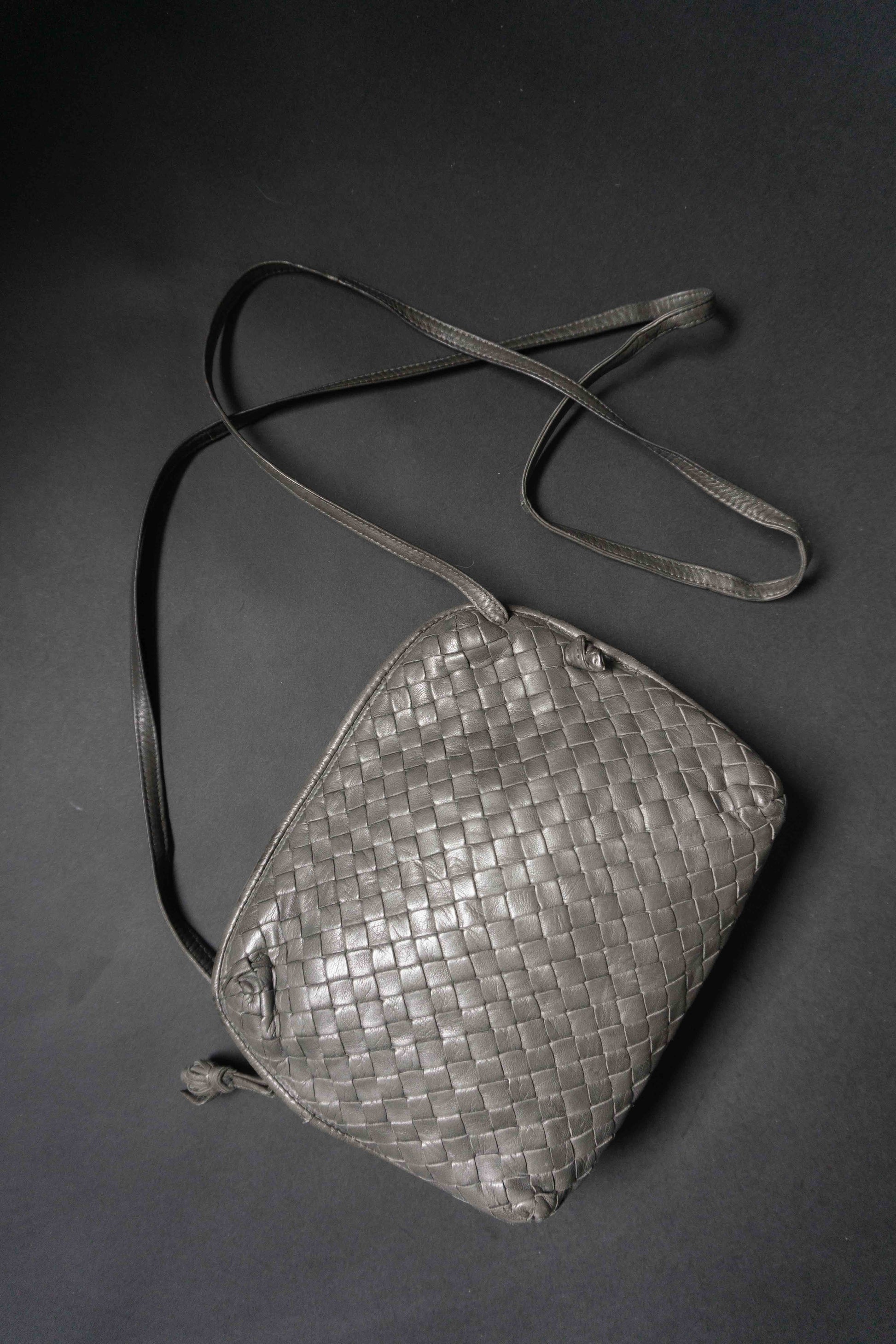 Vintage Bottega Veneta Intrecciato Crossbody Tasche Greige – Nodini Designer Tasche aus geflochtenem Leder theplaincircle vintage