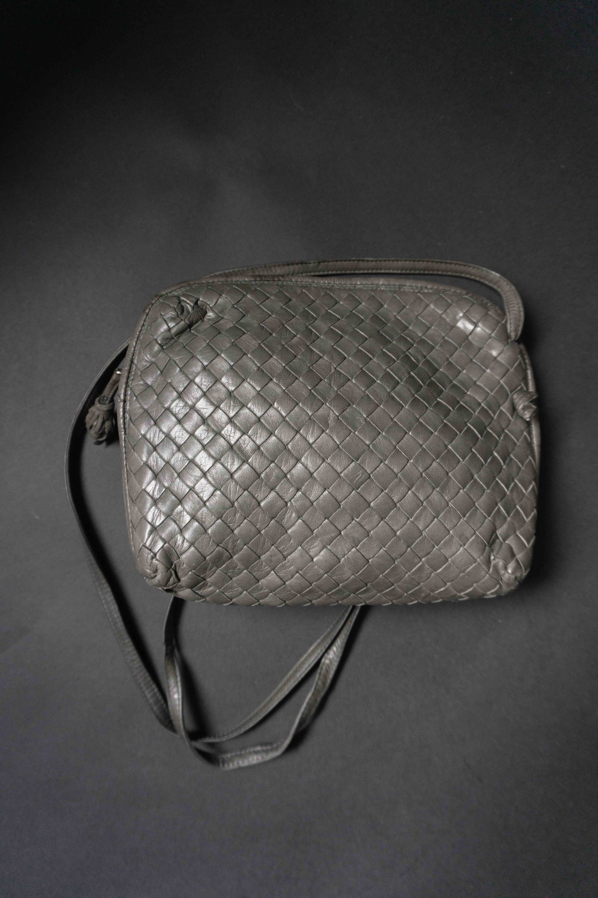 Vintage Bottega Veneta Intrecciato Crossbody Tasche Greige – Nodini Designer Tasche aus geflochtenem Leder theplaincircle vintage