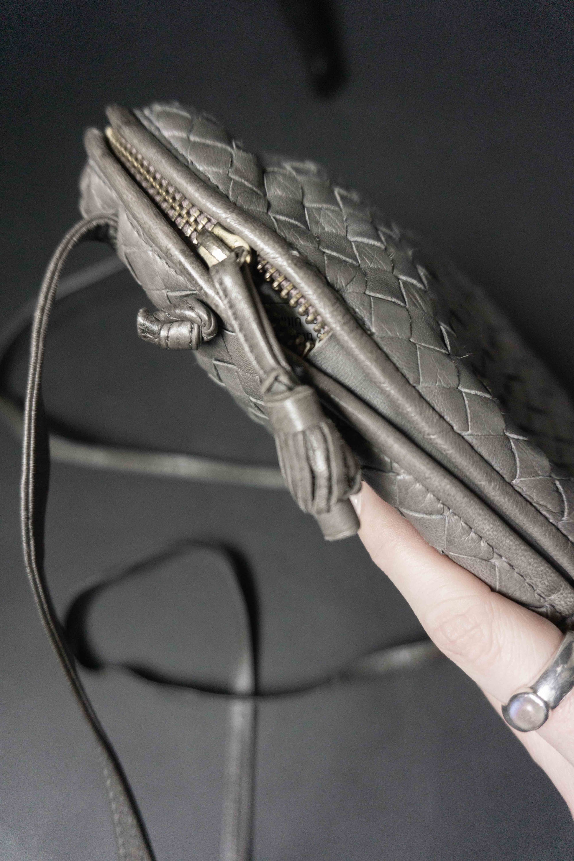 Vintage Bottega Veneta Intrecciato Crossbody Tasche Greige – Nodini Designer Tasche aus geflochtenem Leder theplaincircle vintage