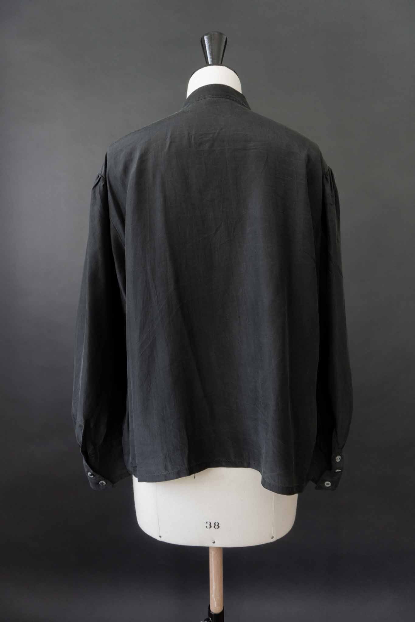 Schwarze Vintage-Seidenbluse mit Stehkragen und Doppelknopfleiste – minimalistisches All-Black-Piece von theplaincircle vintage