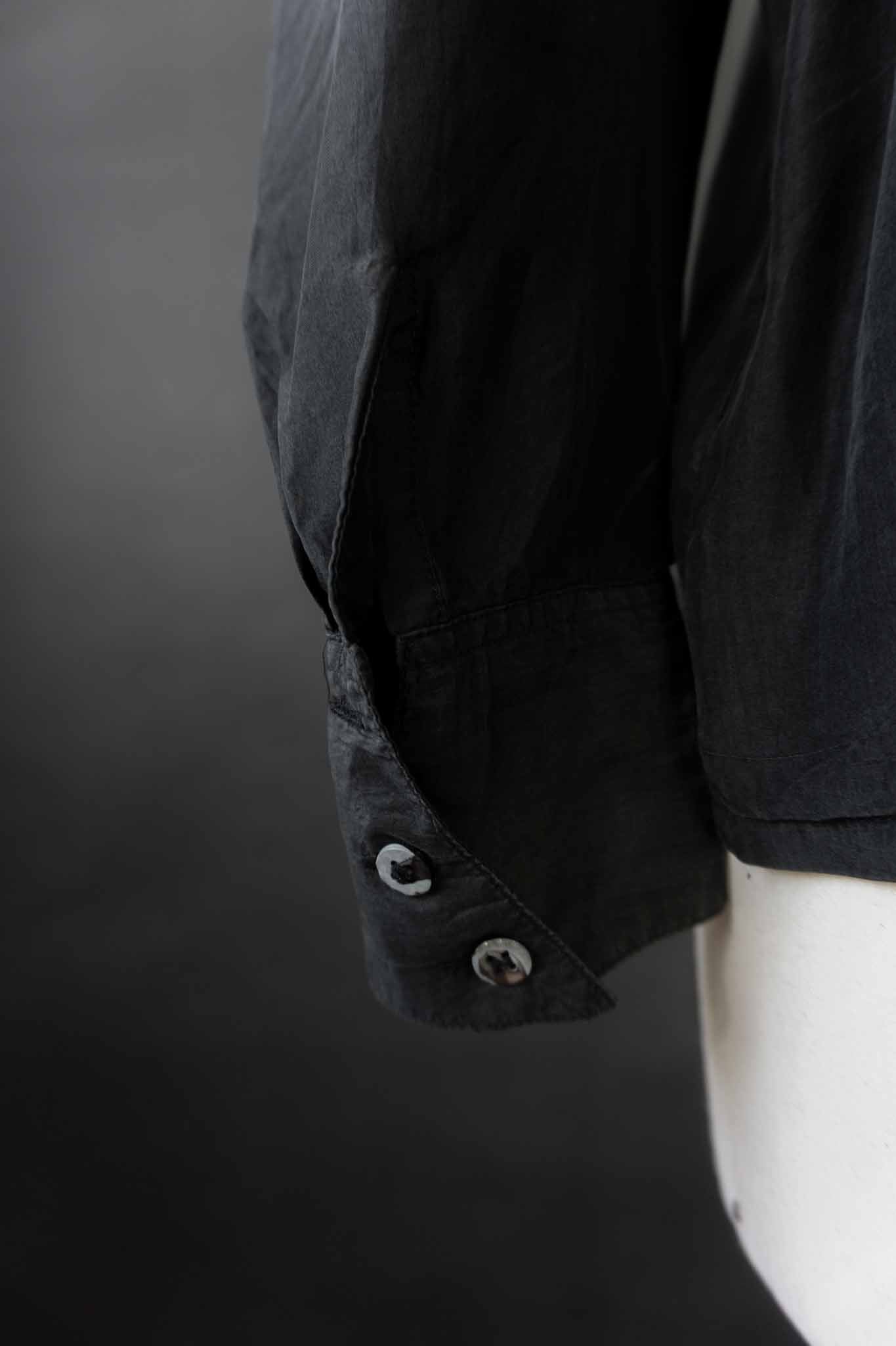 Schwarze Vintage-Seidenbluse mit Stehkragen und Doppelknopfleiste – minimalistisches All-Black-Piece von theplaincircle vintage