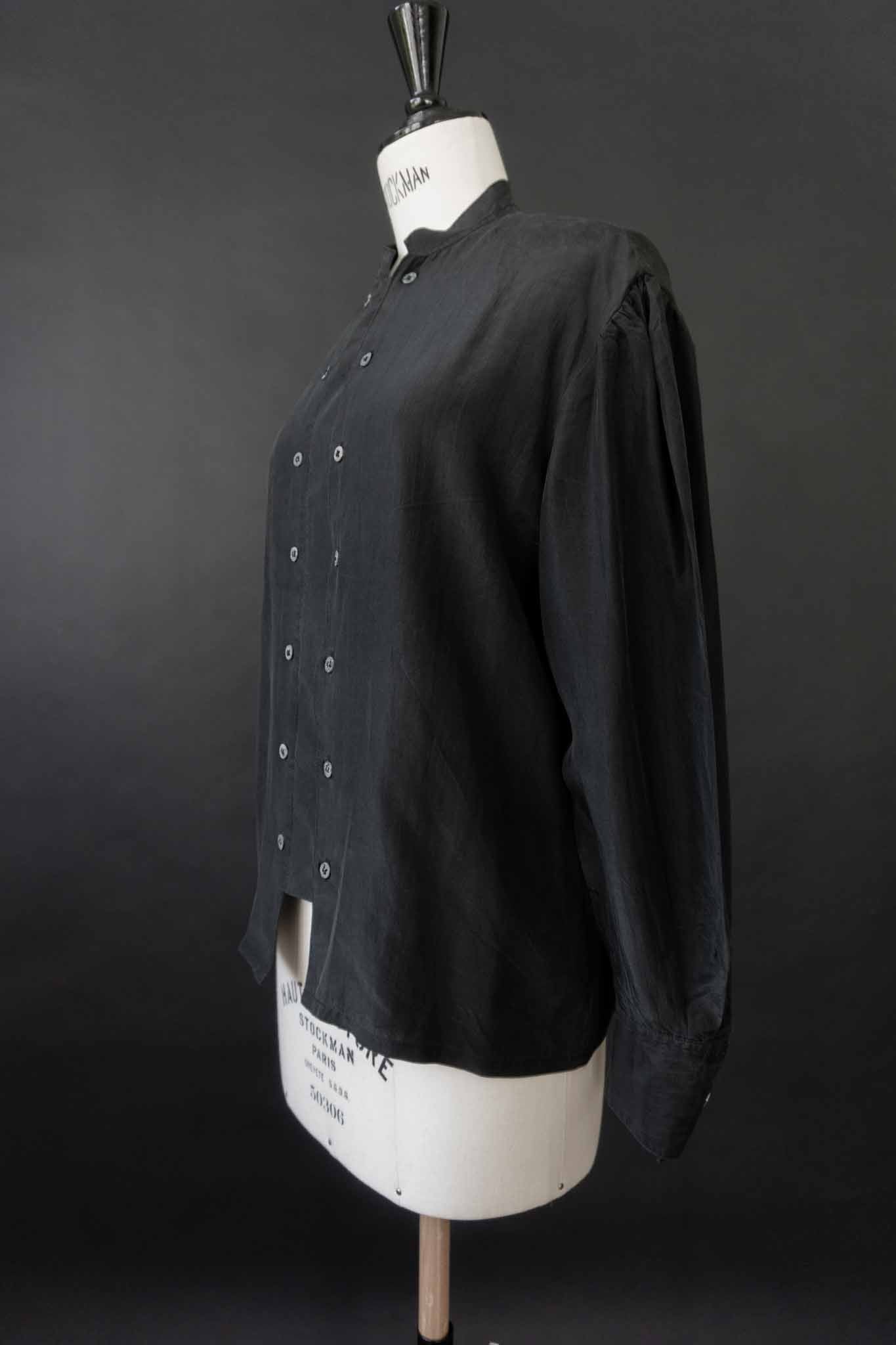 Schwarze Vintage-Seidenbluse mit Stehkragen und Doppelknopfleiste – minimalistisches All-Black-Piece von theplaincircle vintage