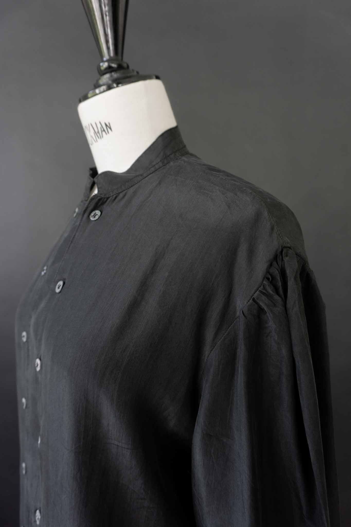 Schwarze Vintage-Seidenbluse mit Stehkragen und Doppelknopfleiste – minimalistisches All-Black-Piece von theplaincircle vintage