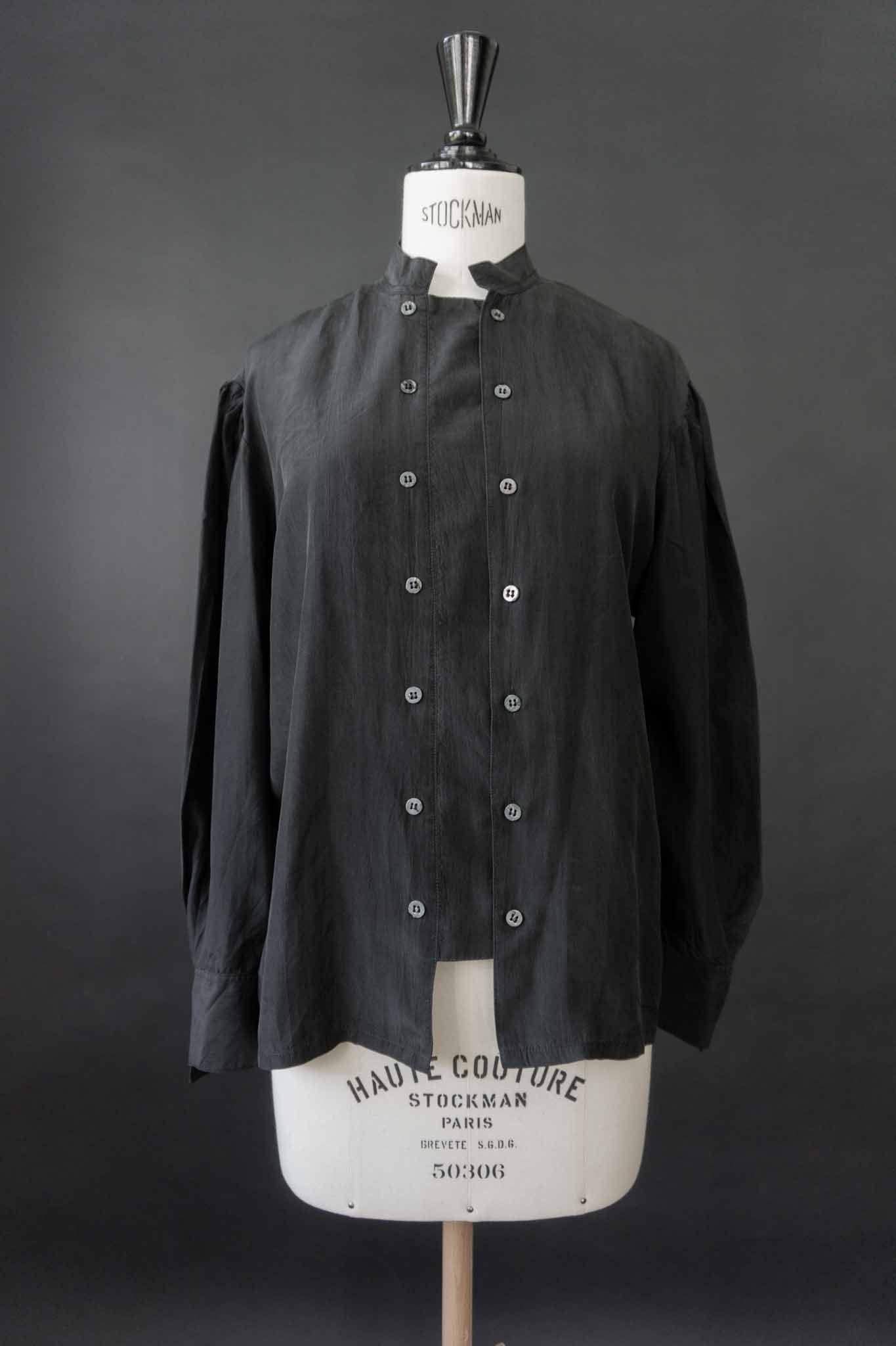 Schwarze Vintage-Seidenbluse mit Stehkragen und Doppelknopfleiste – minimalistisches All-Black-Piece von theplaincircle vintage
