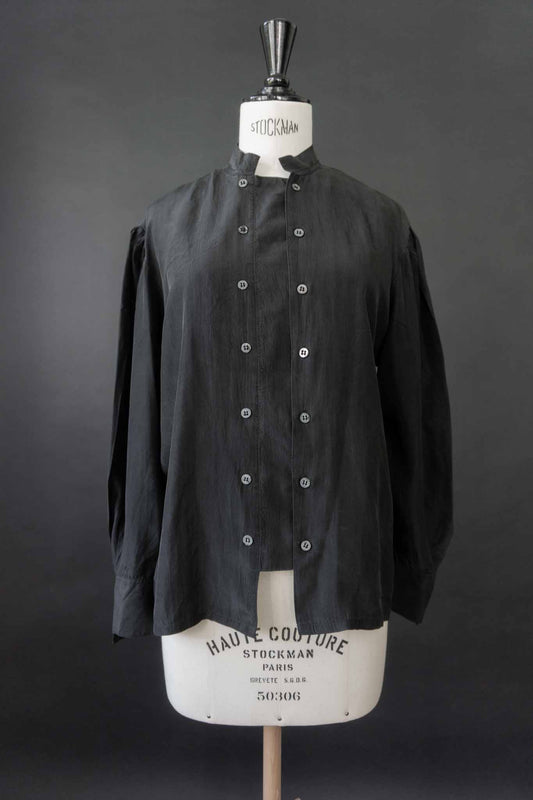 Schwarze Vintage-Seidenbluse mit Stehkragen und Doppelknopfleiste – minimalistisches All-Black-Piece von theplaincircle vintage