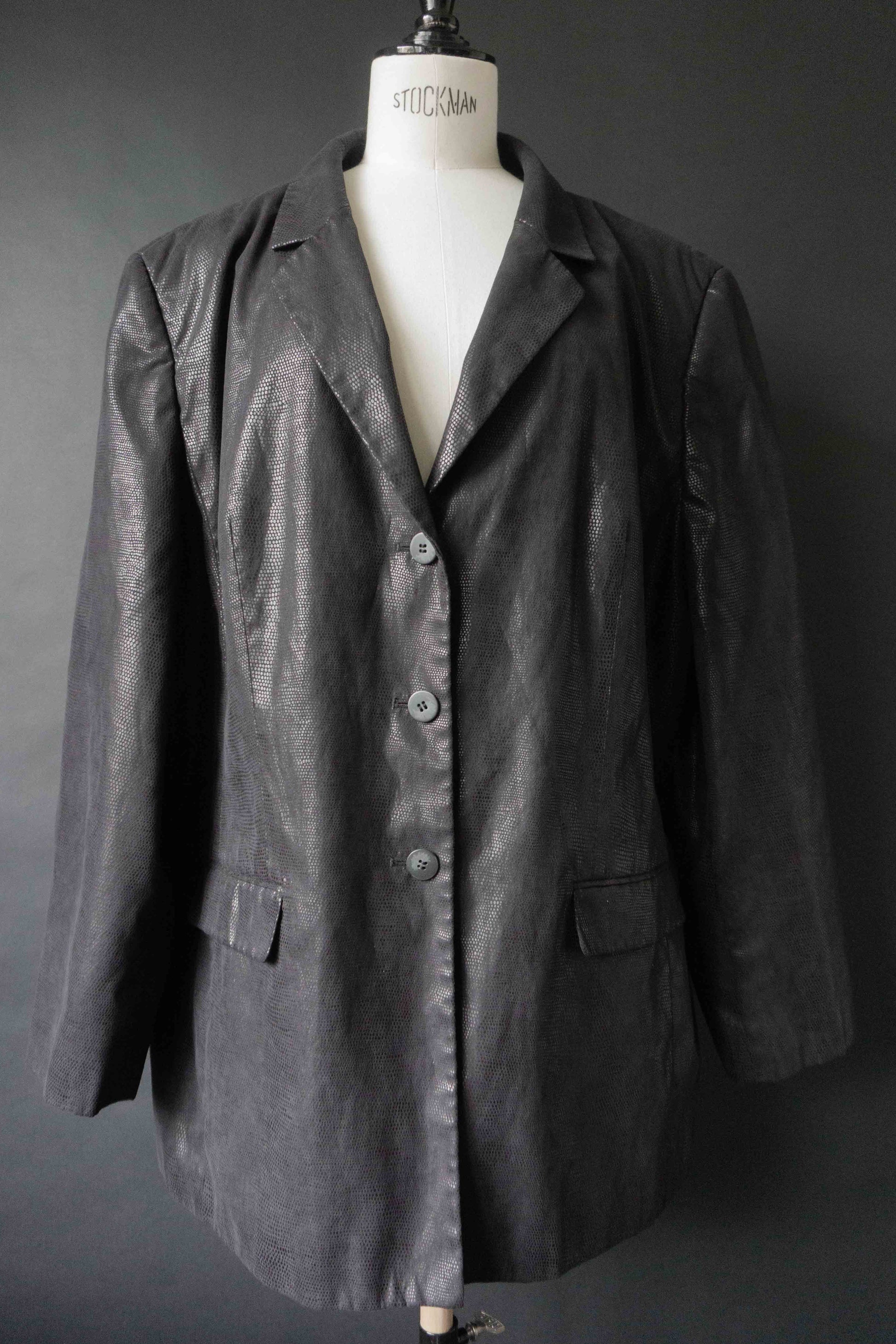 Schwarzer Oversize Vintage Blazer aus den 90ern mit feiner glänzender Struktur in Schlangenoptik