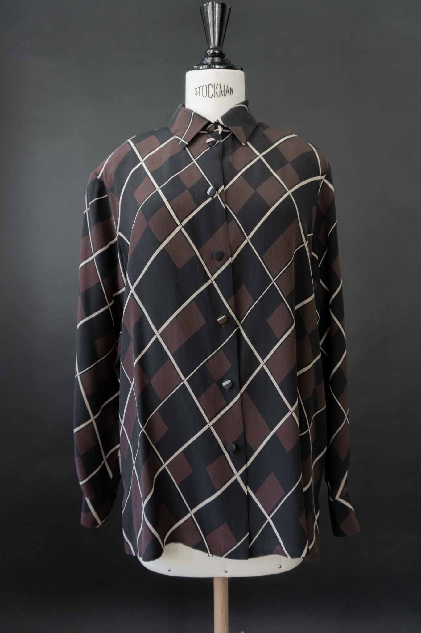 Vintage Seidenbluse mit geometrischem Muster in Schwarz, Braun und Weiß aus den 80ern – nachhaltige Vintage Mode von theplaincircle vintage