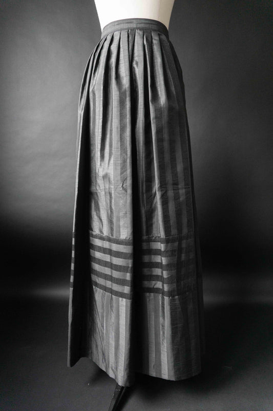 Schwarzer Vintage Maxirock mit Falten in voller Länge