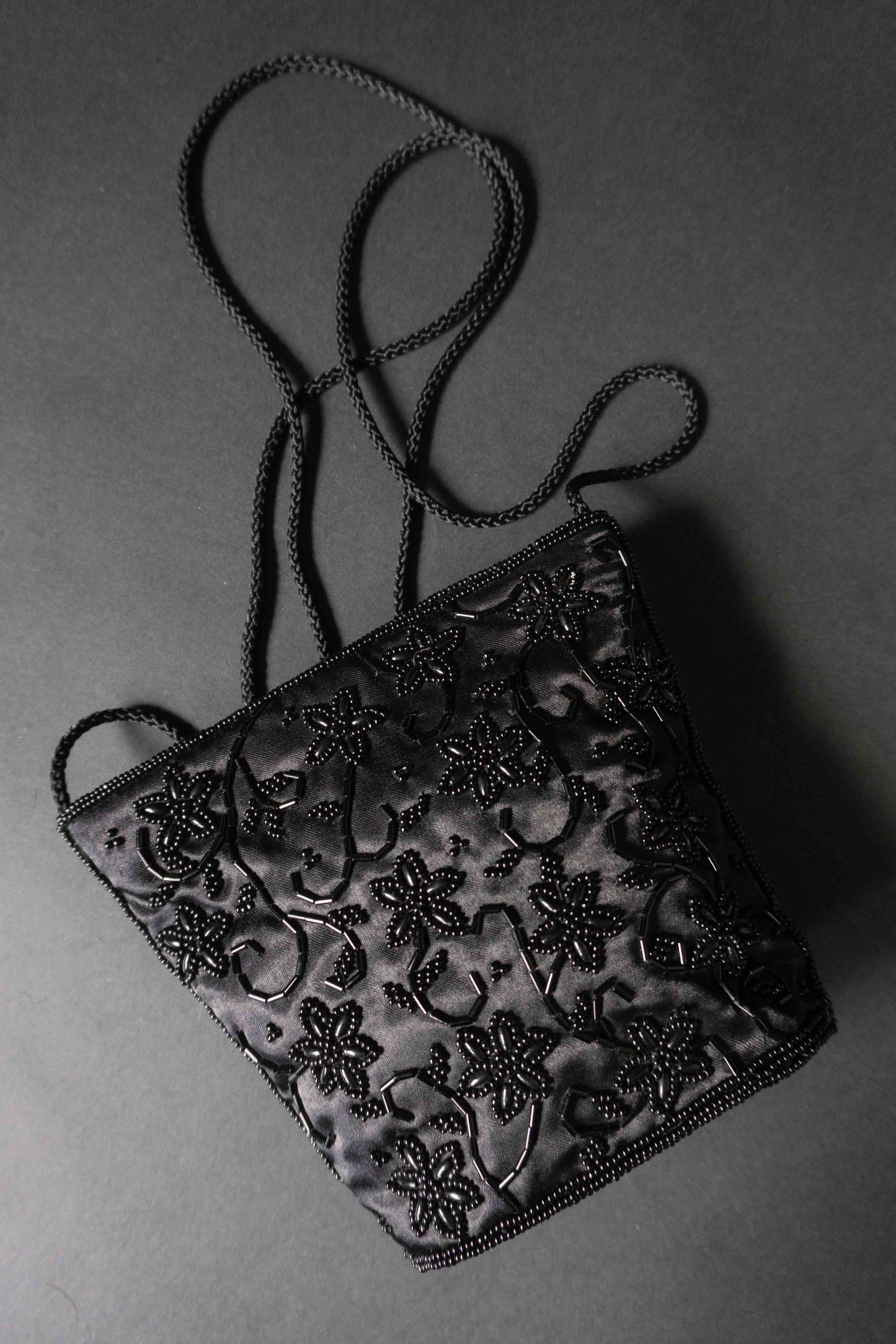 Vintage 90s Beaded Evening Bag aus schwarzem Satin theplaincircle vintage