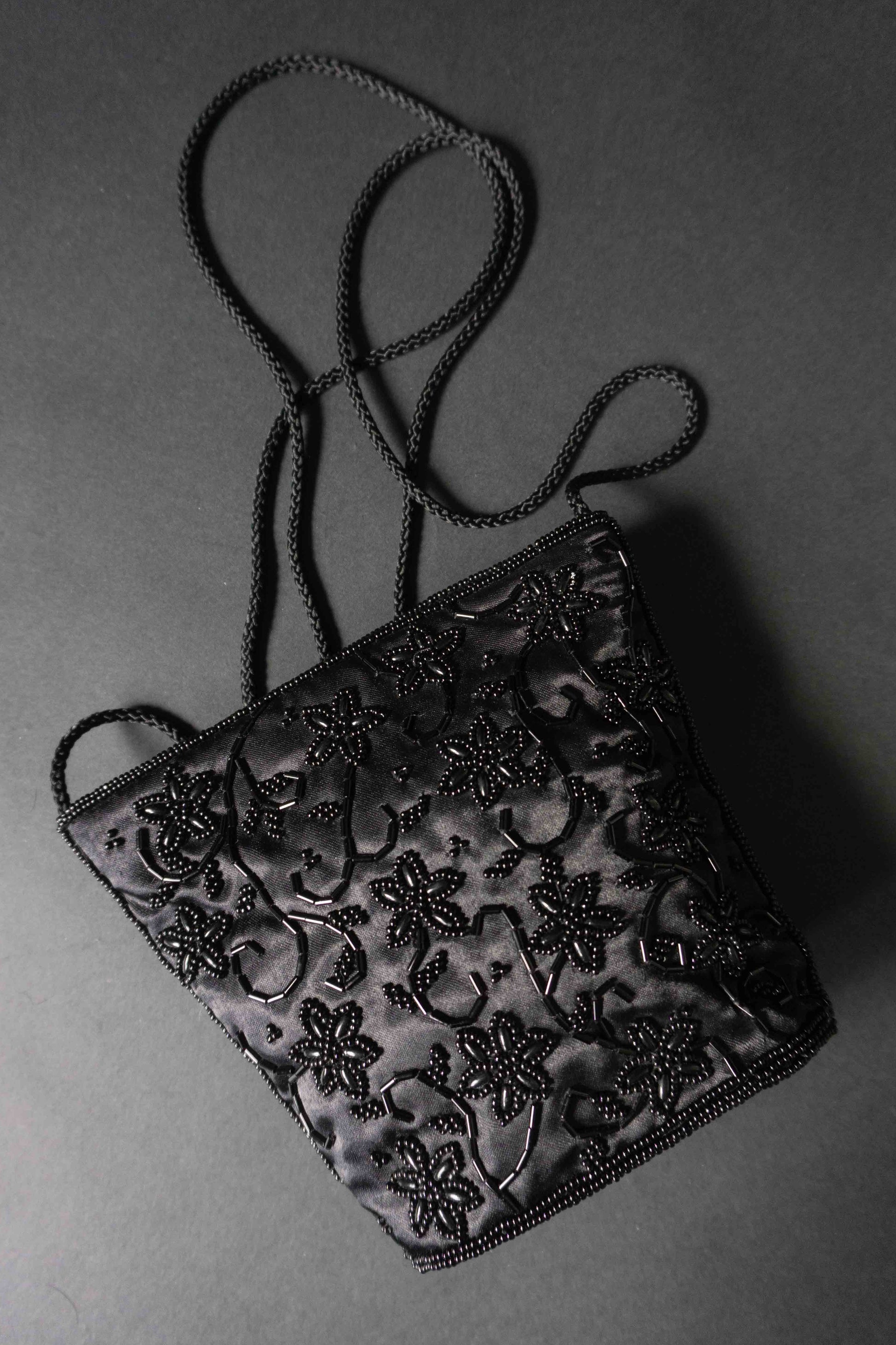 Vintage 90s Beaded Evening Bag aus schwarzem Satin theplaincircle vintage