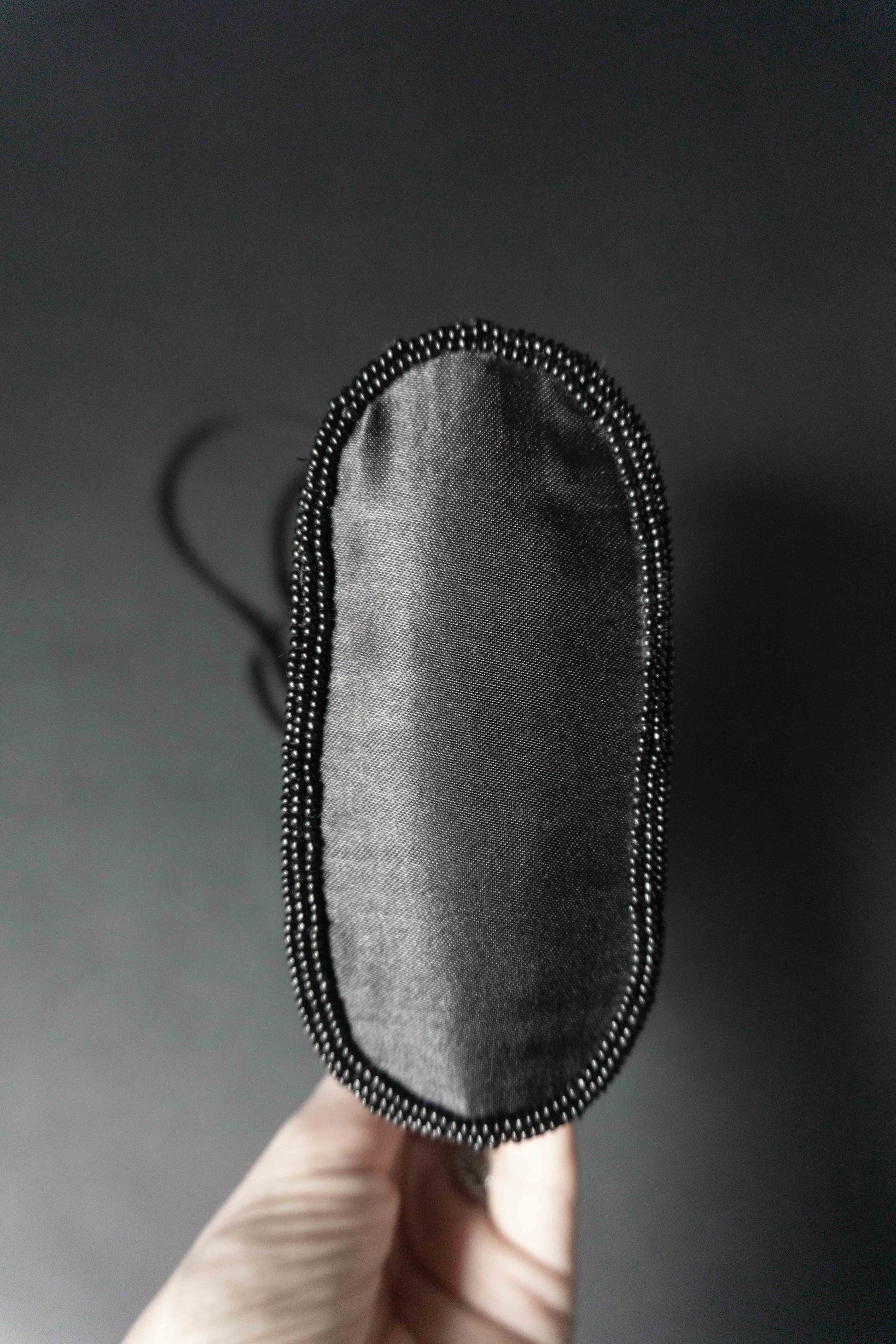 Vintage 90s Beaded Evening Bag aus schwarzem Satin theplaincircle vintage