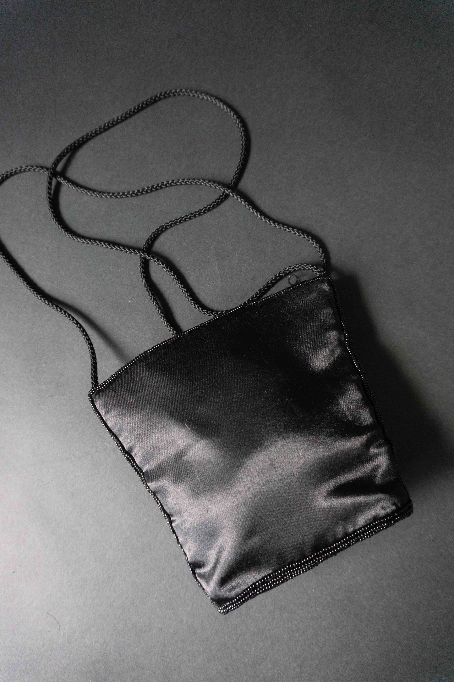 Vintage 90s Beaded Evening Bag aus schwarzem Satin theplaincircle vintage