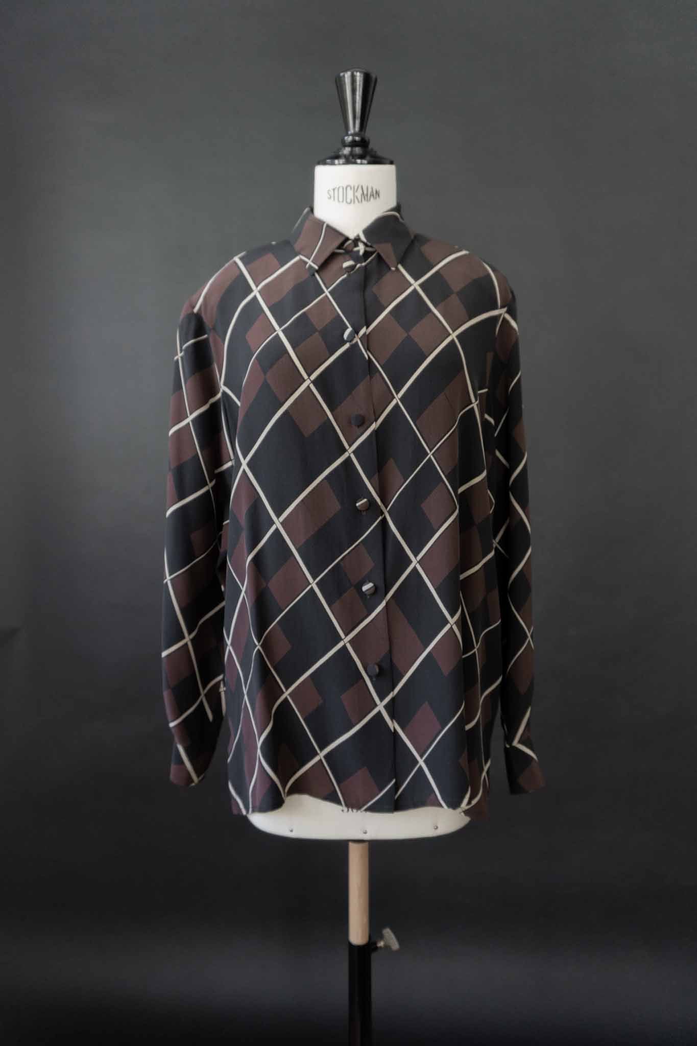 Vintage Seidenbluse mit geometrischem Muster in Schwarz, Braun und Weiß aus den 80ern – nachhaltige Vintage Mode von theplaincircle vintage