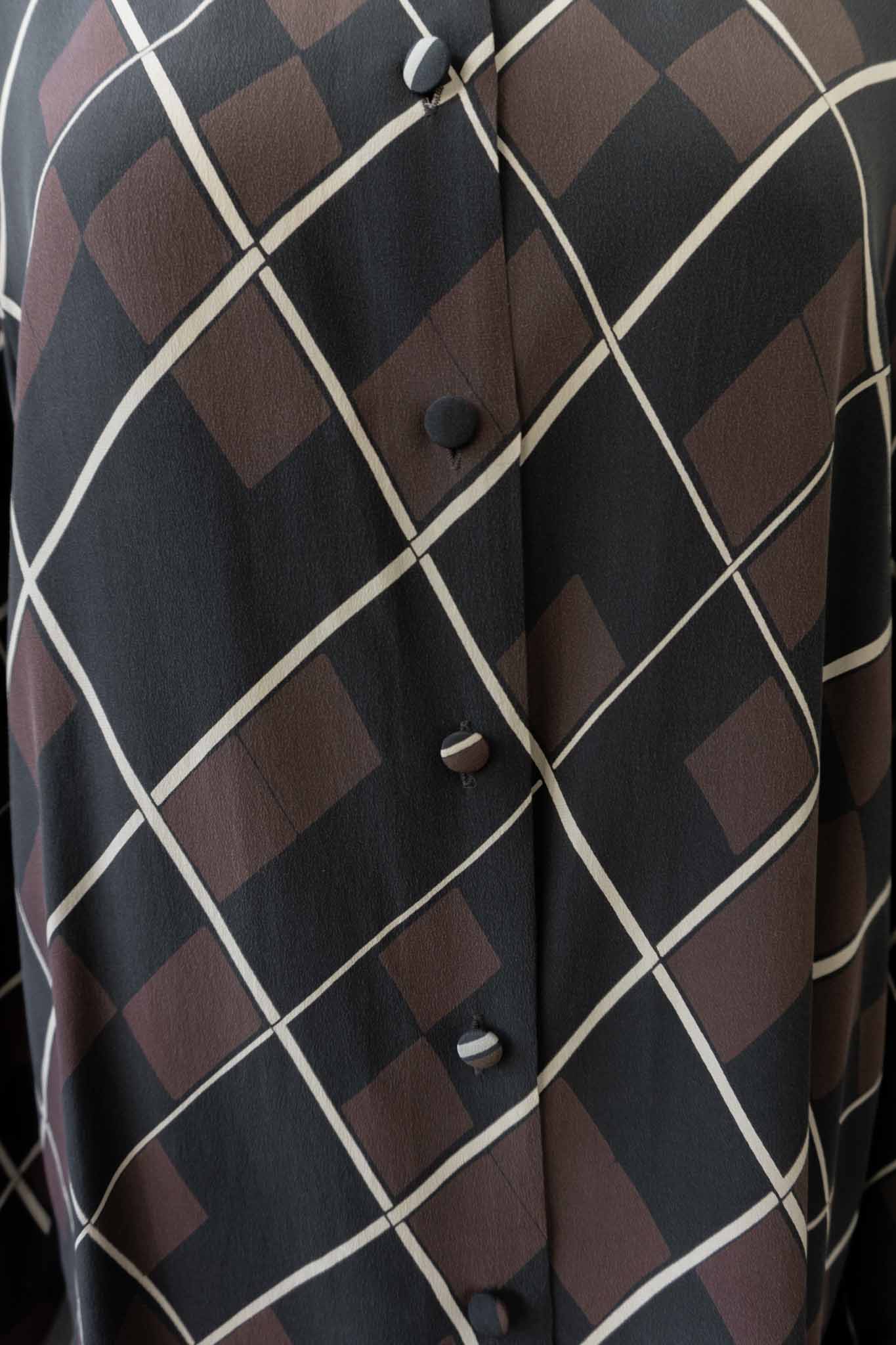 Vintage Seidenbluse mit geometrischem Muster in Schwarz, Braun und Weiß aus den 80ern – nachhaltige Vintage Mode von theplaincircle vintage